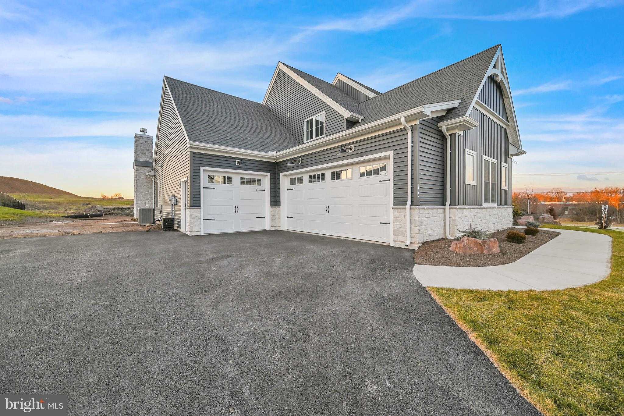 705 Oxford Dr photo 4