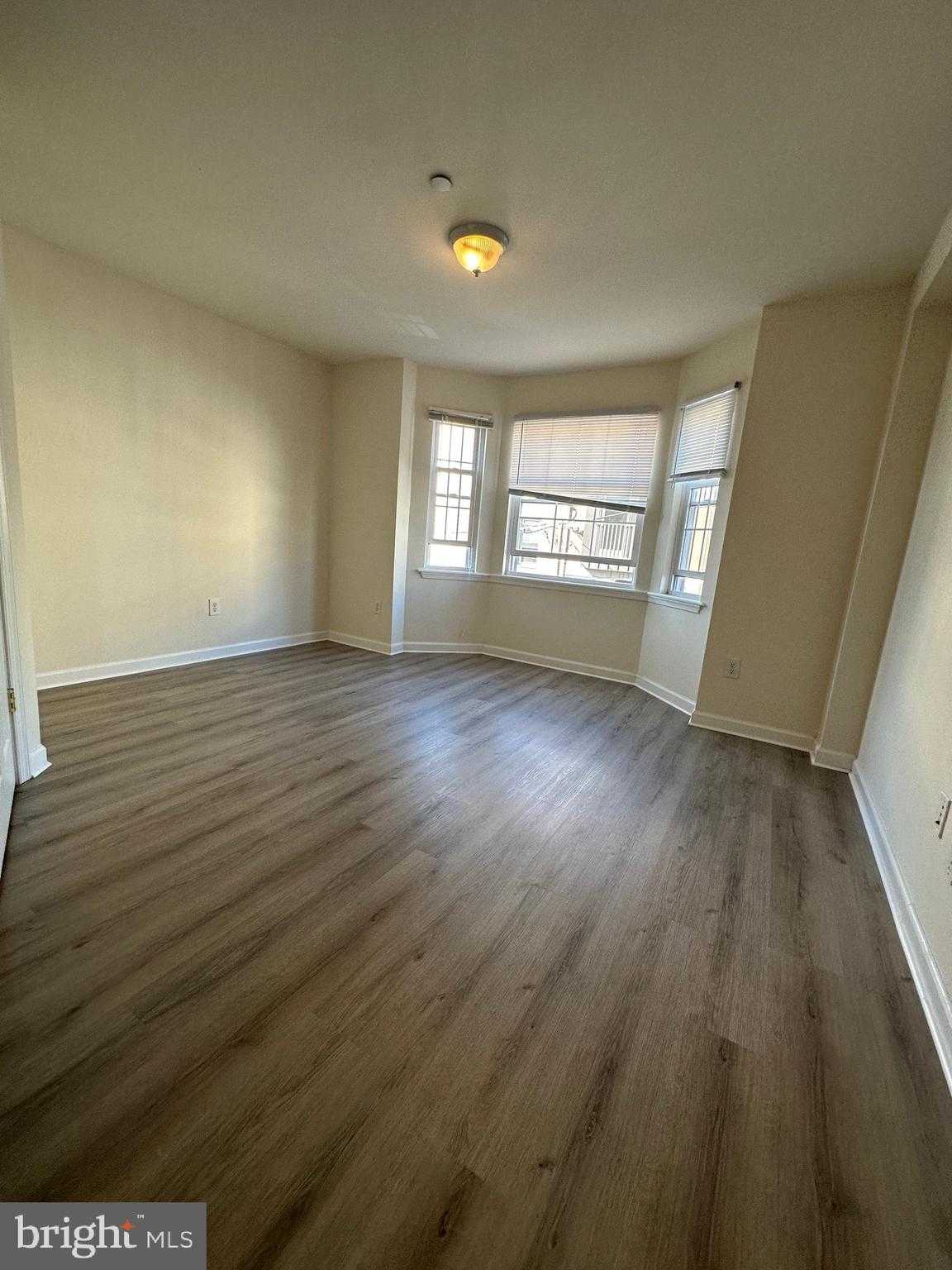 1734 Monument St photo 2