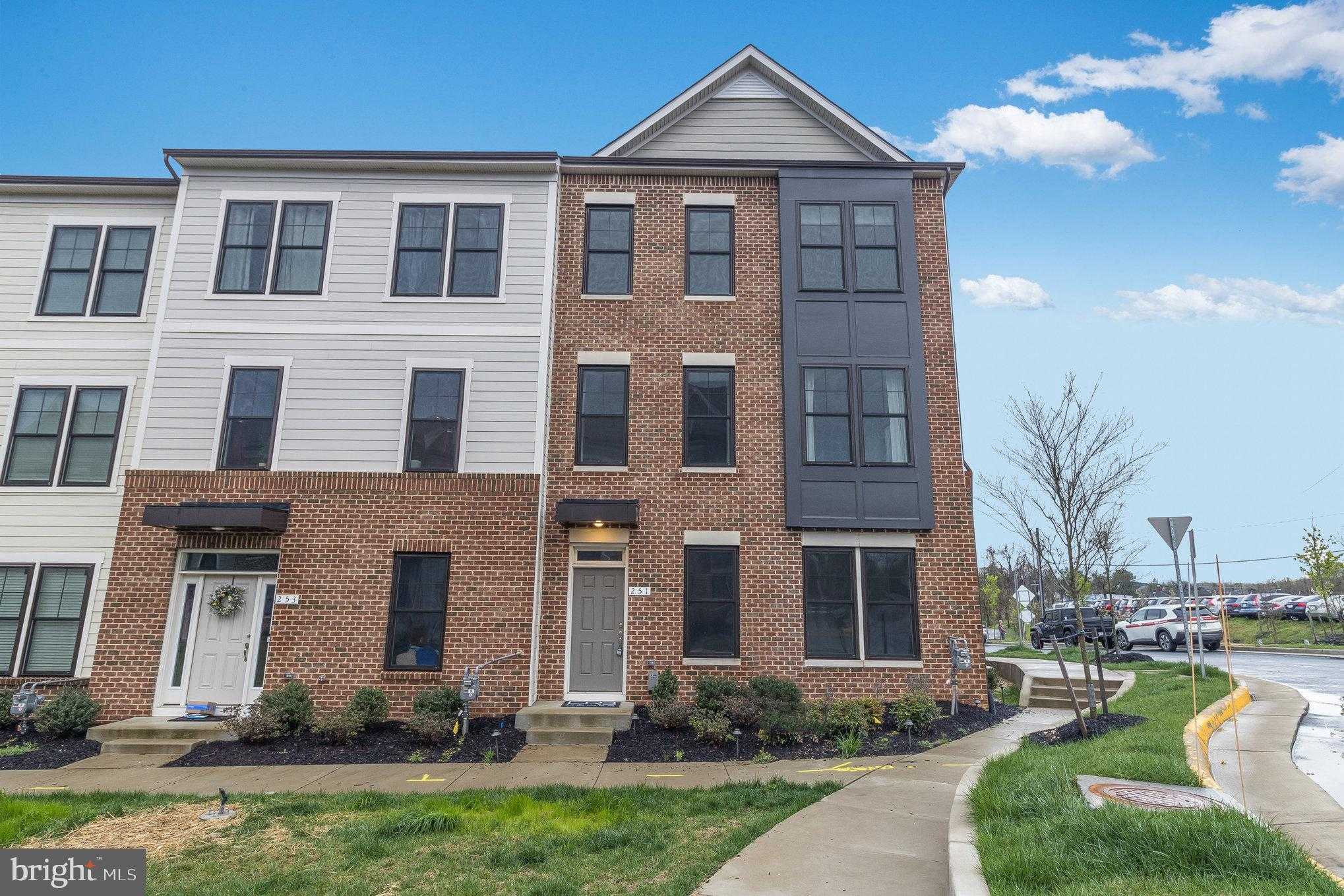 251 Willis St photo 2