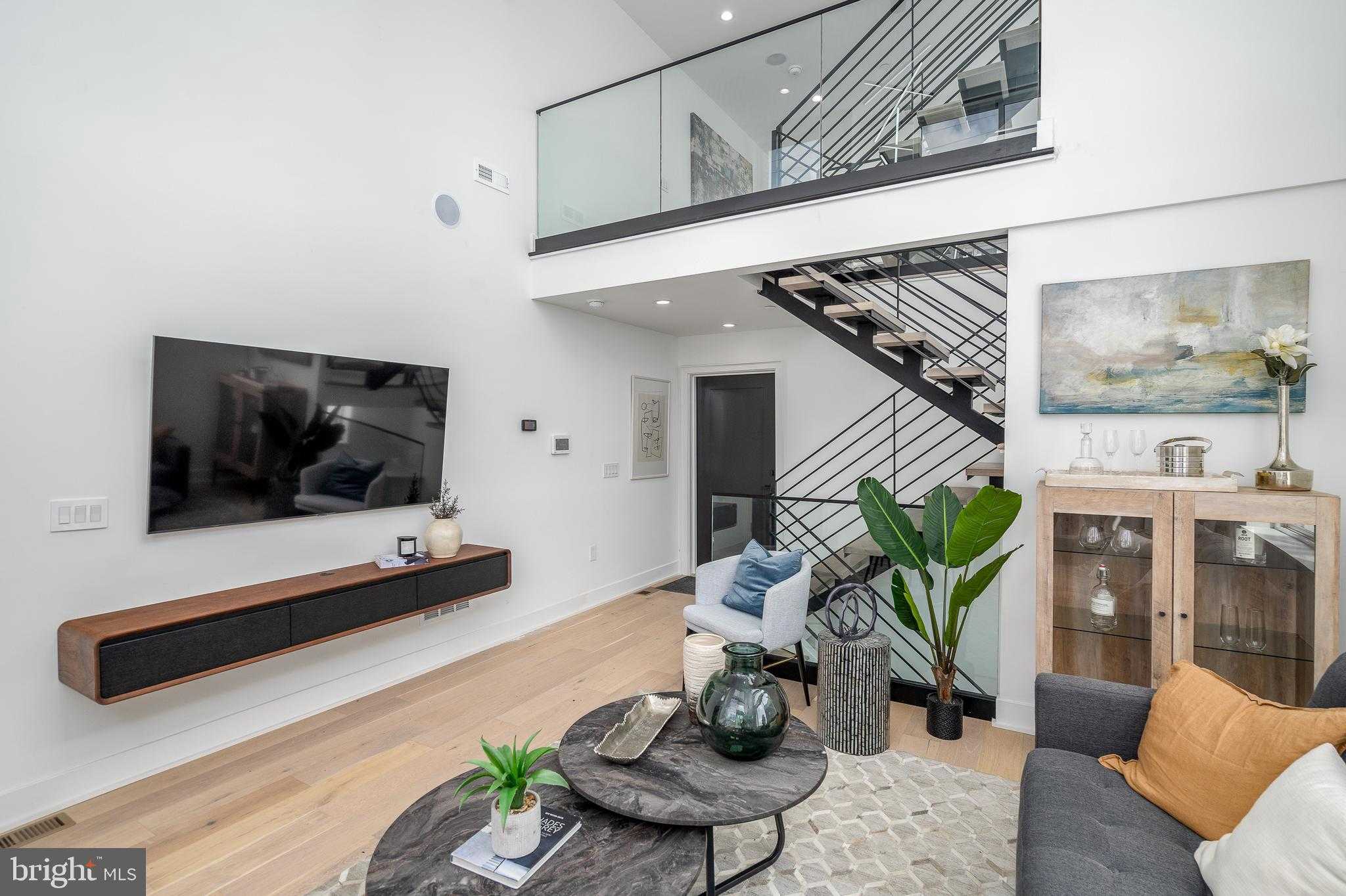 2616 E Hagert St photo 2