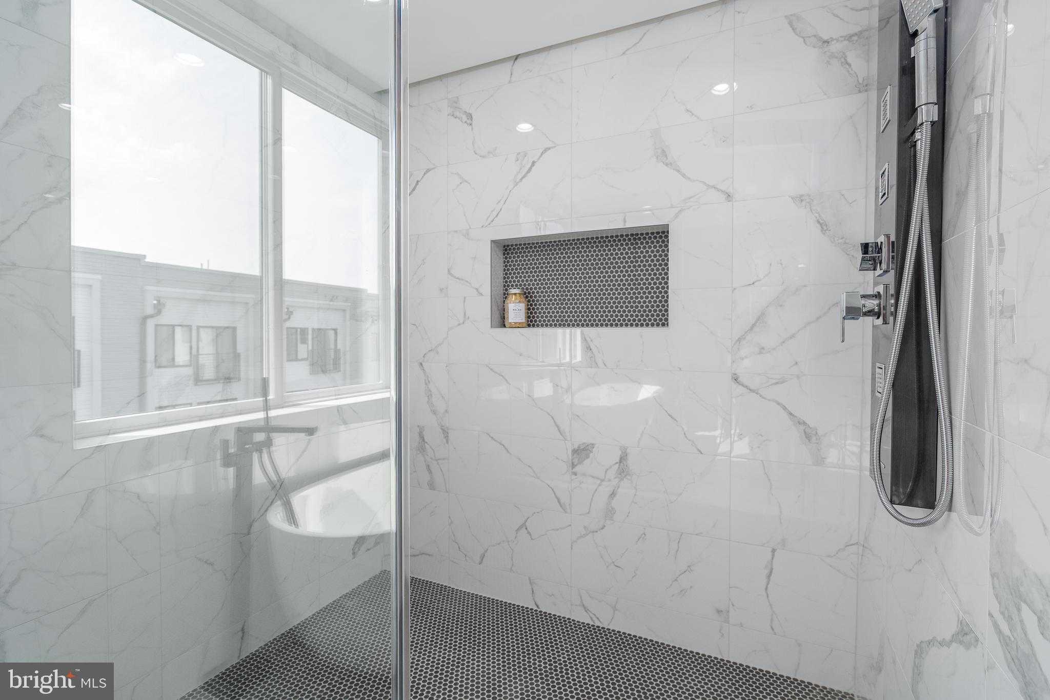 2616 E Hagert St photo 27