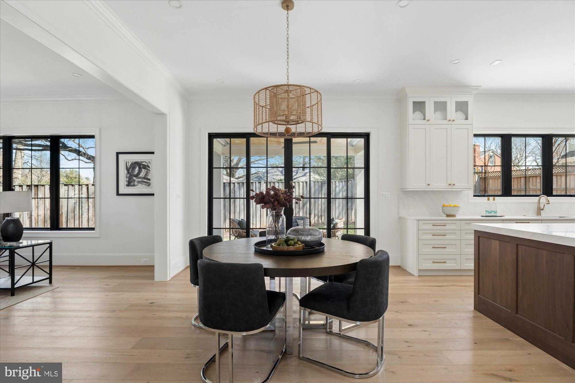 2400 N Lincoln St photo 17