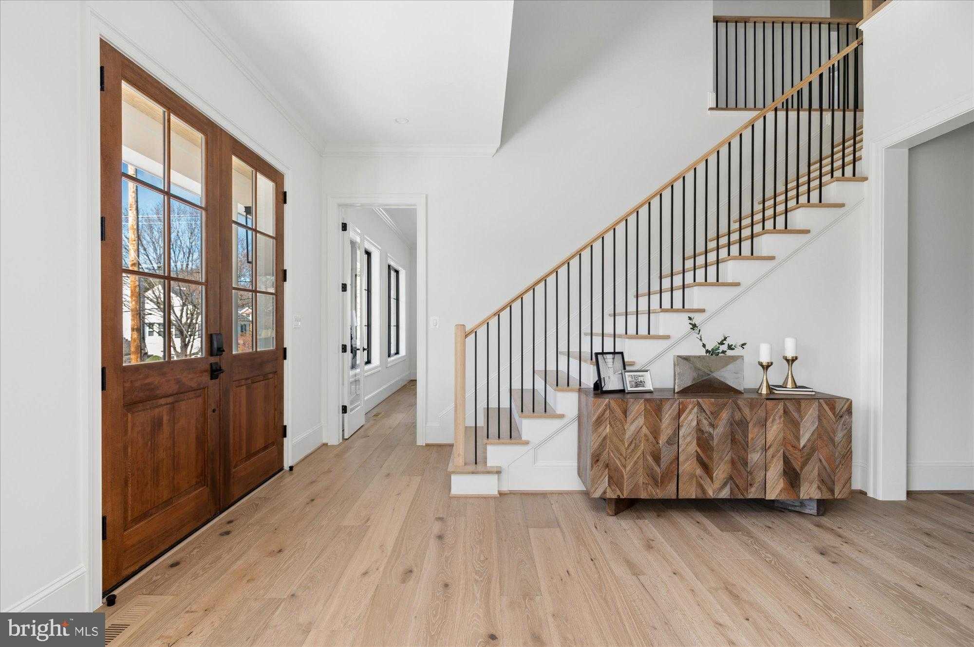 2400 N Lincoln St photo 5