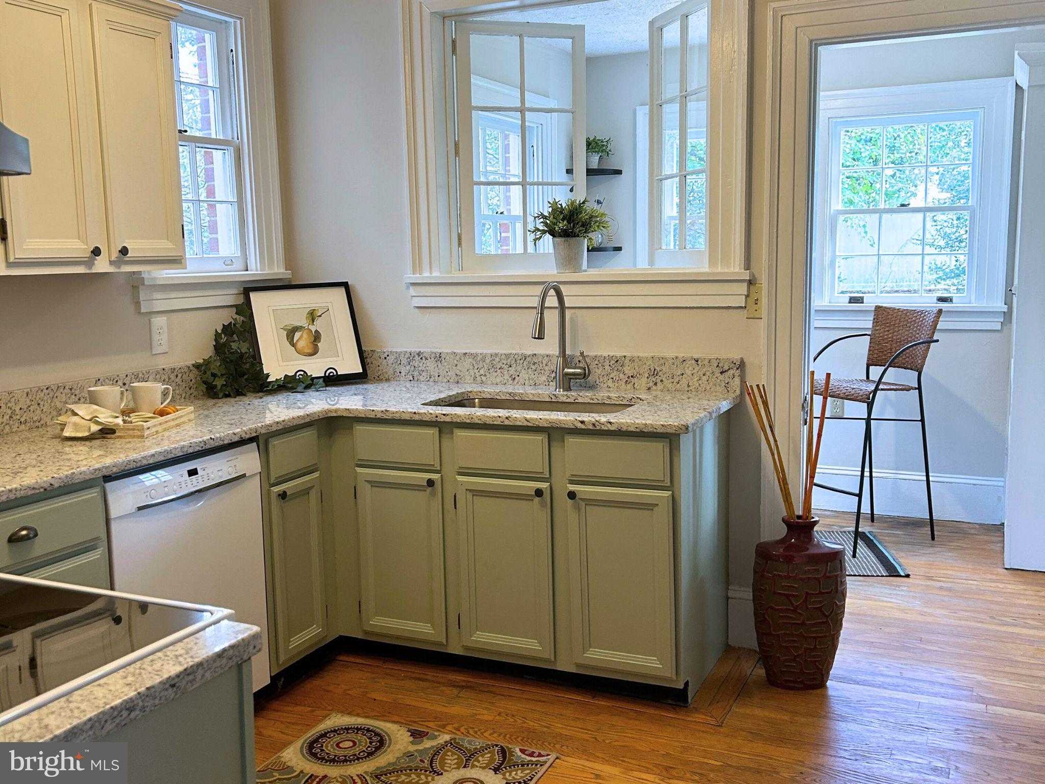 918 William St photo 10