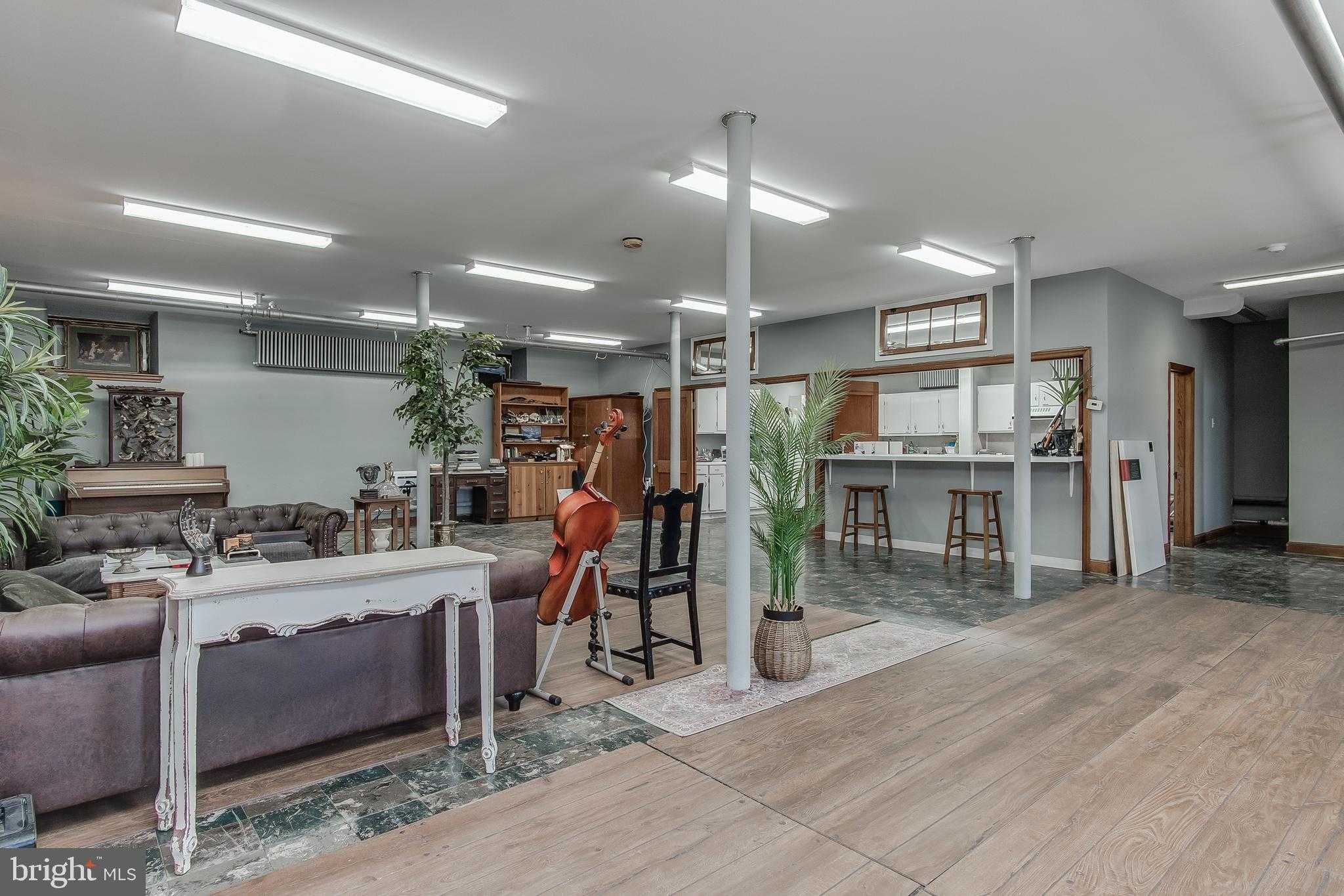 201 E Main St photo 9