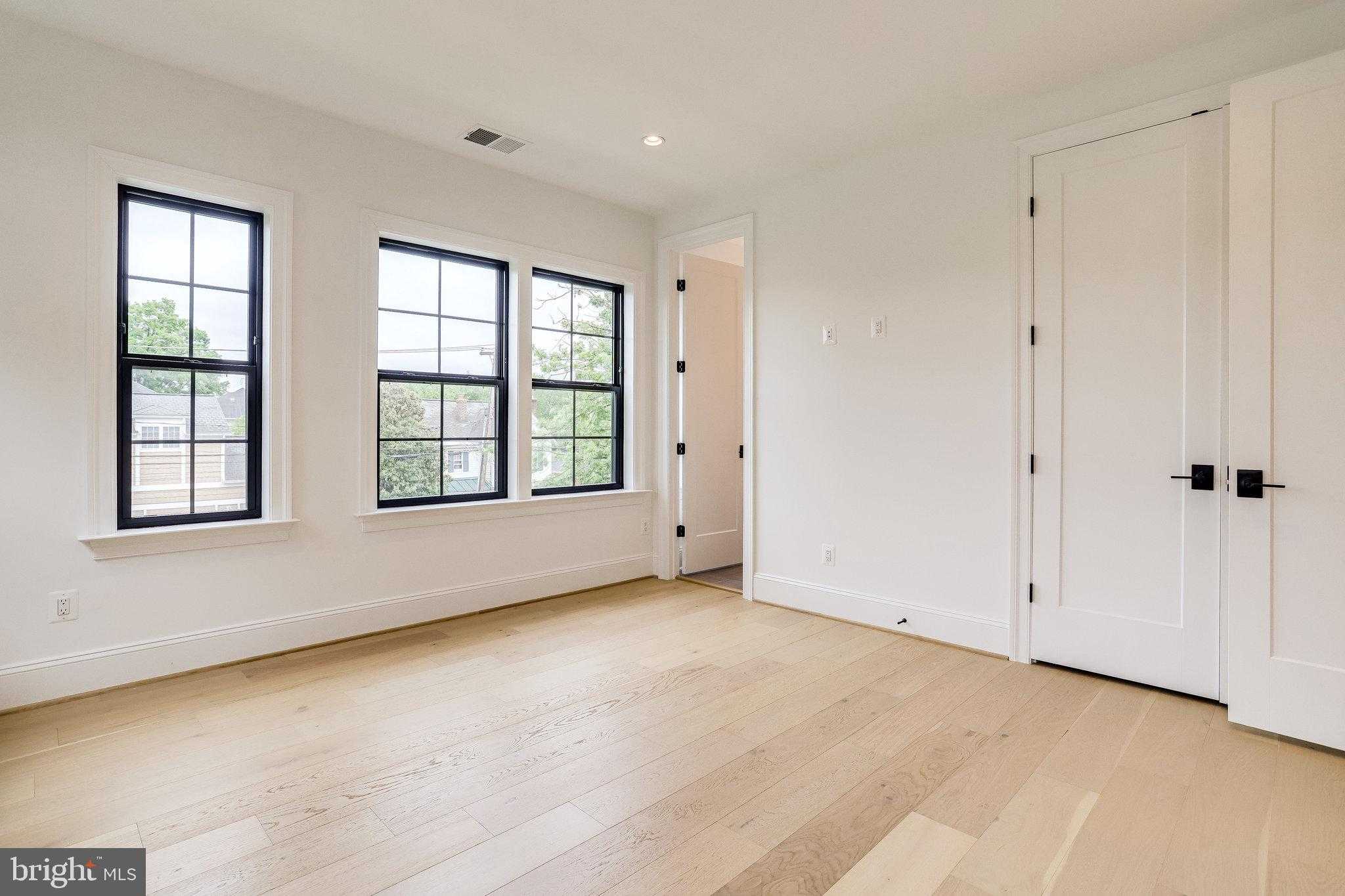 1933 N Van Buren St photo 62