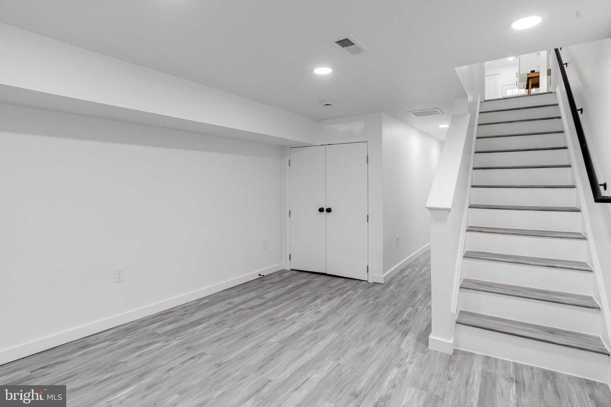 1419 E Lanvale St photo 27