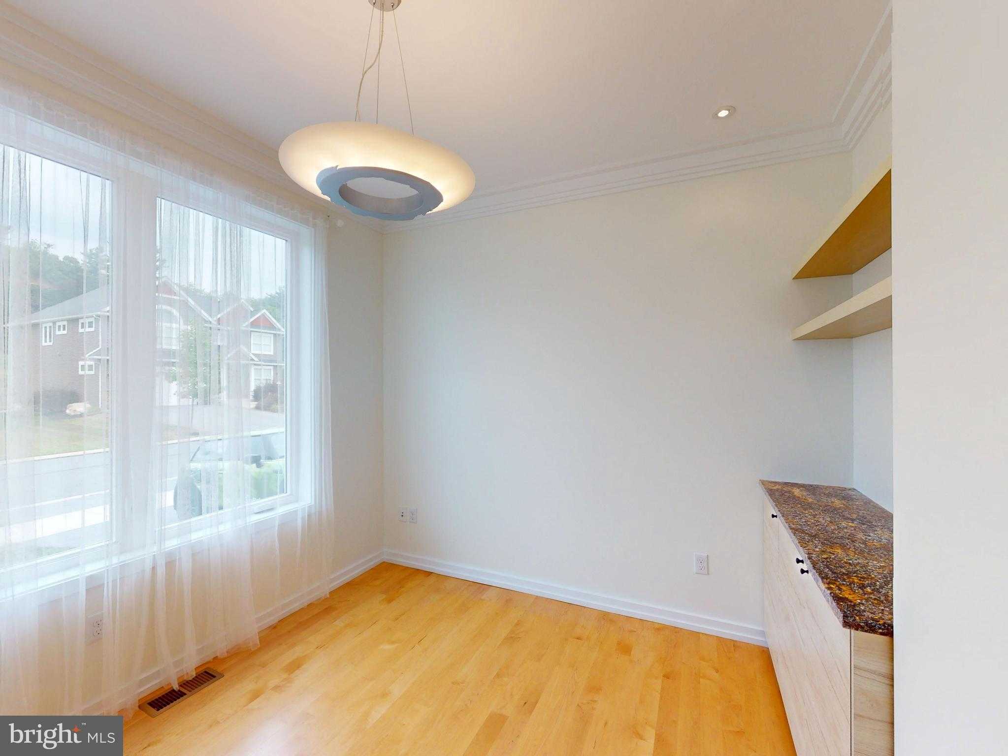 194 Derek Dr photo 4