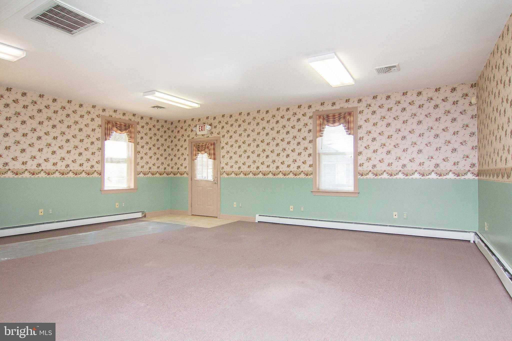 192 E Main St photo 23