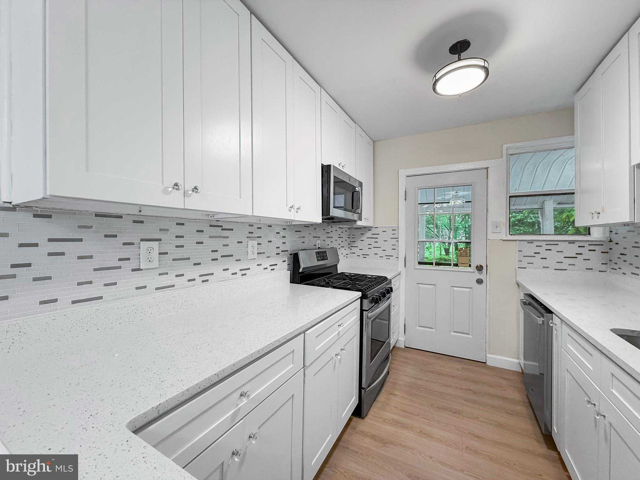 7905 Greenleaf Rd photo 10