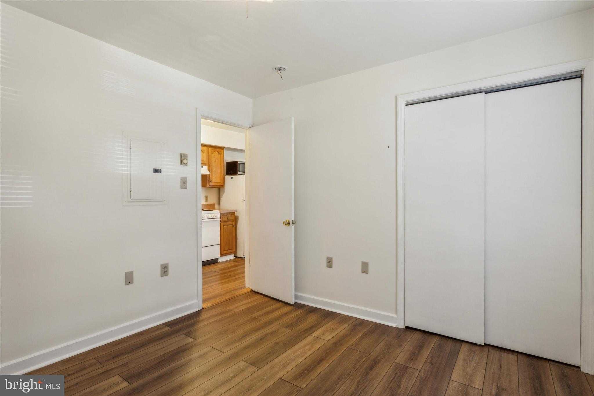 2855 E Thompson St photo 33