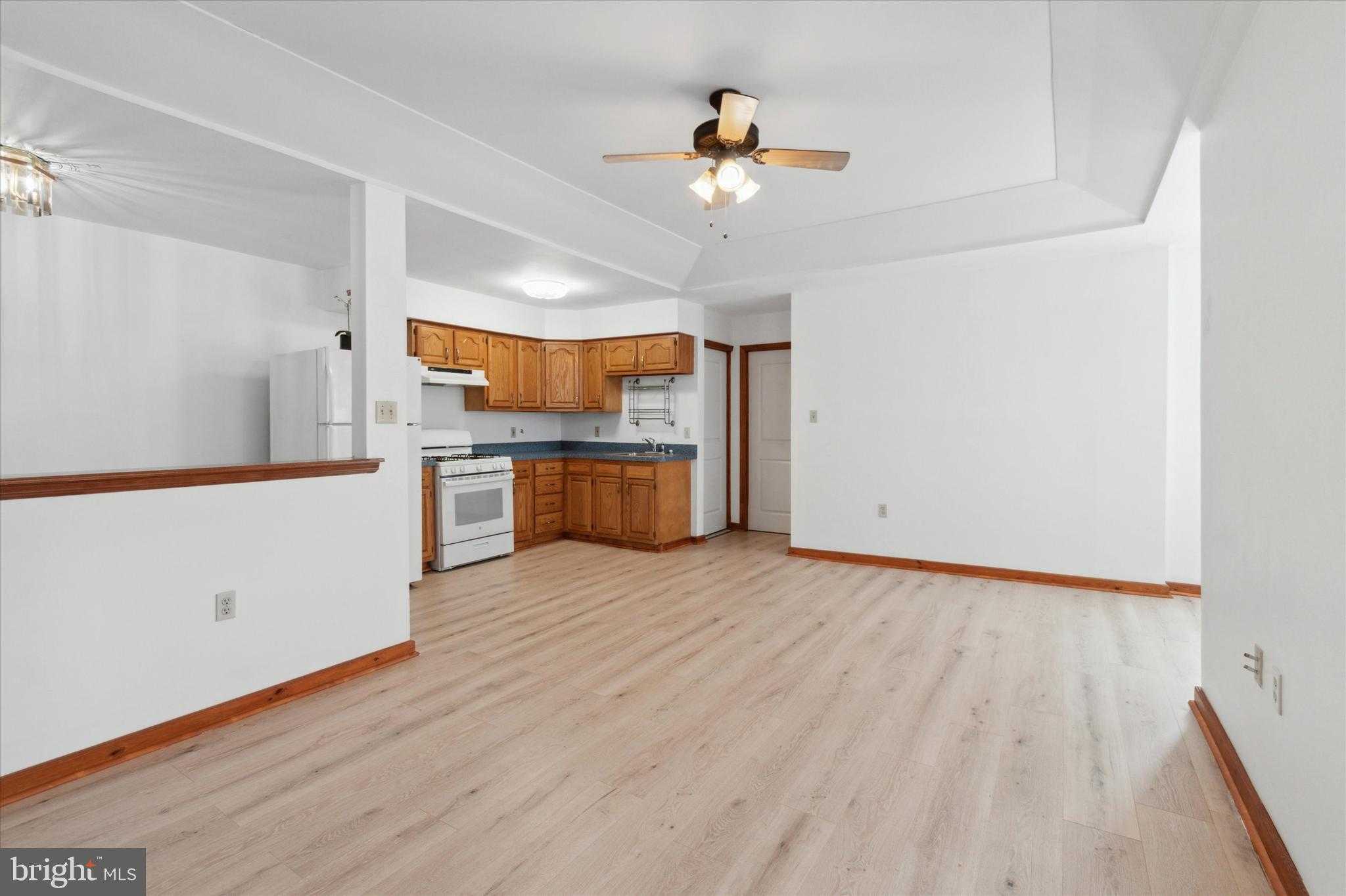 2855 E Thompson St photo 5