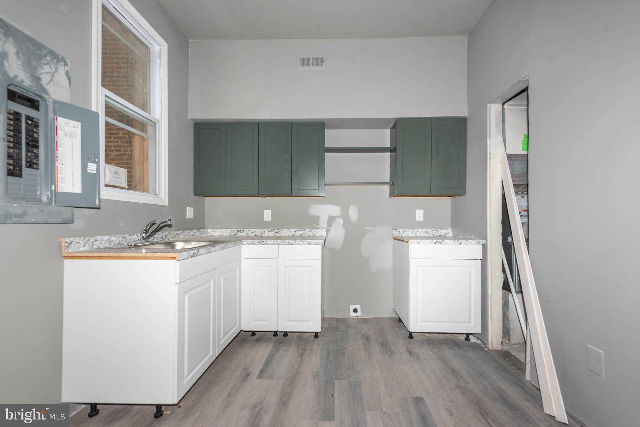 1412 W Baltimore St photo 7