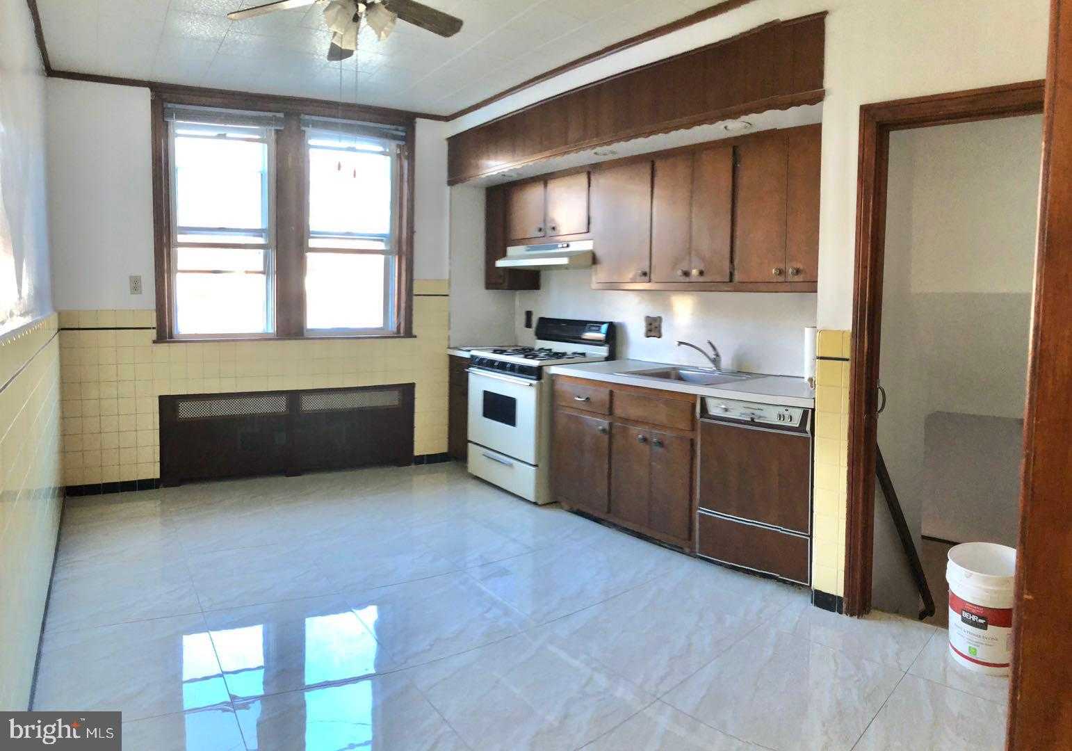 3239 Wellington St photo 2