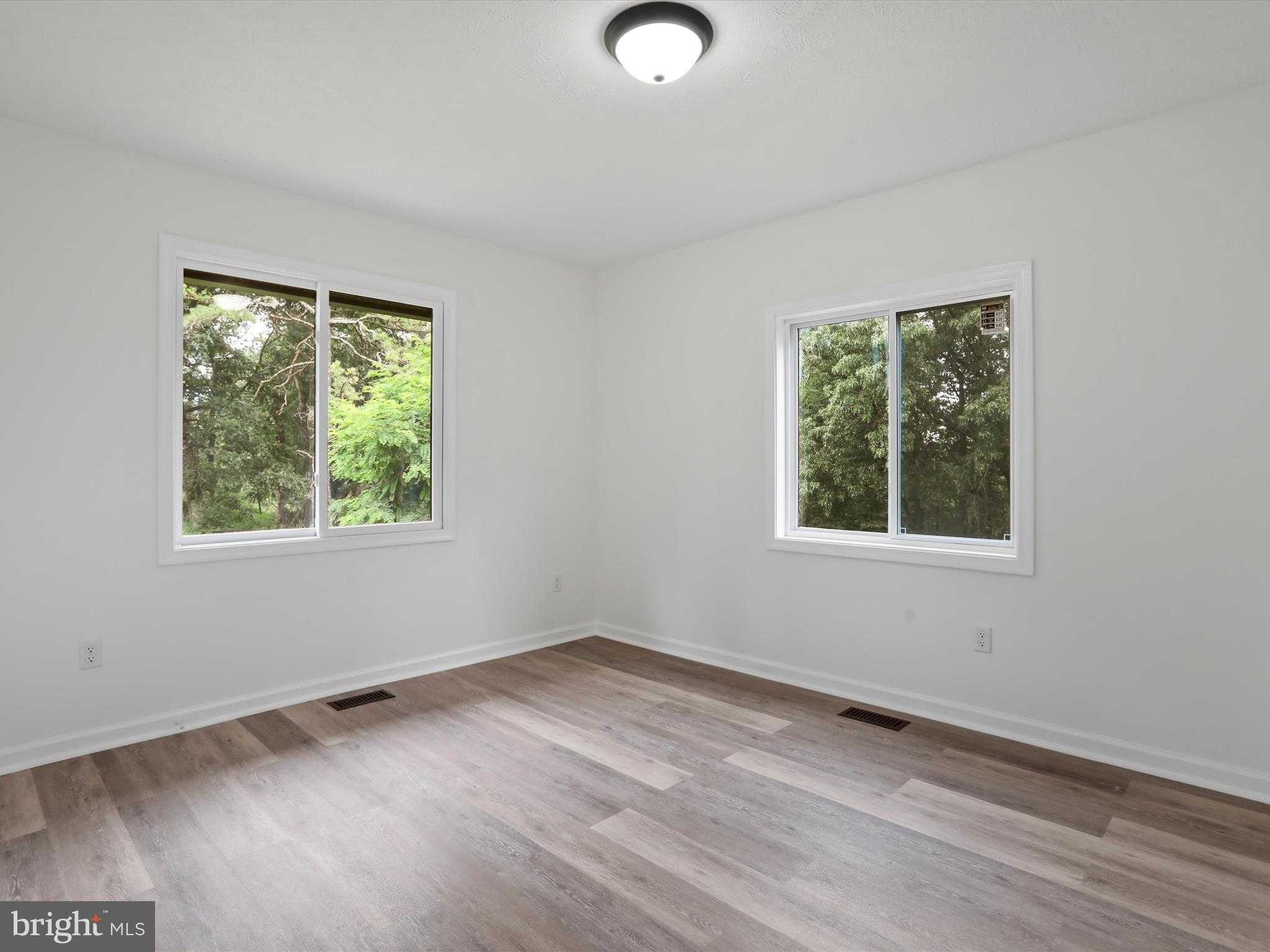 143 Zinn Way photo 9