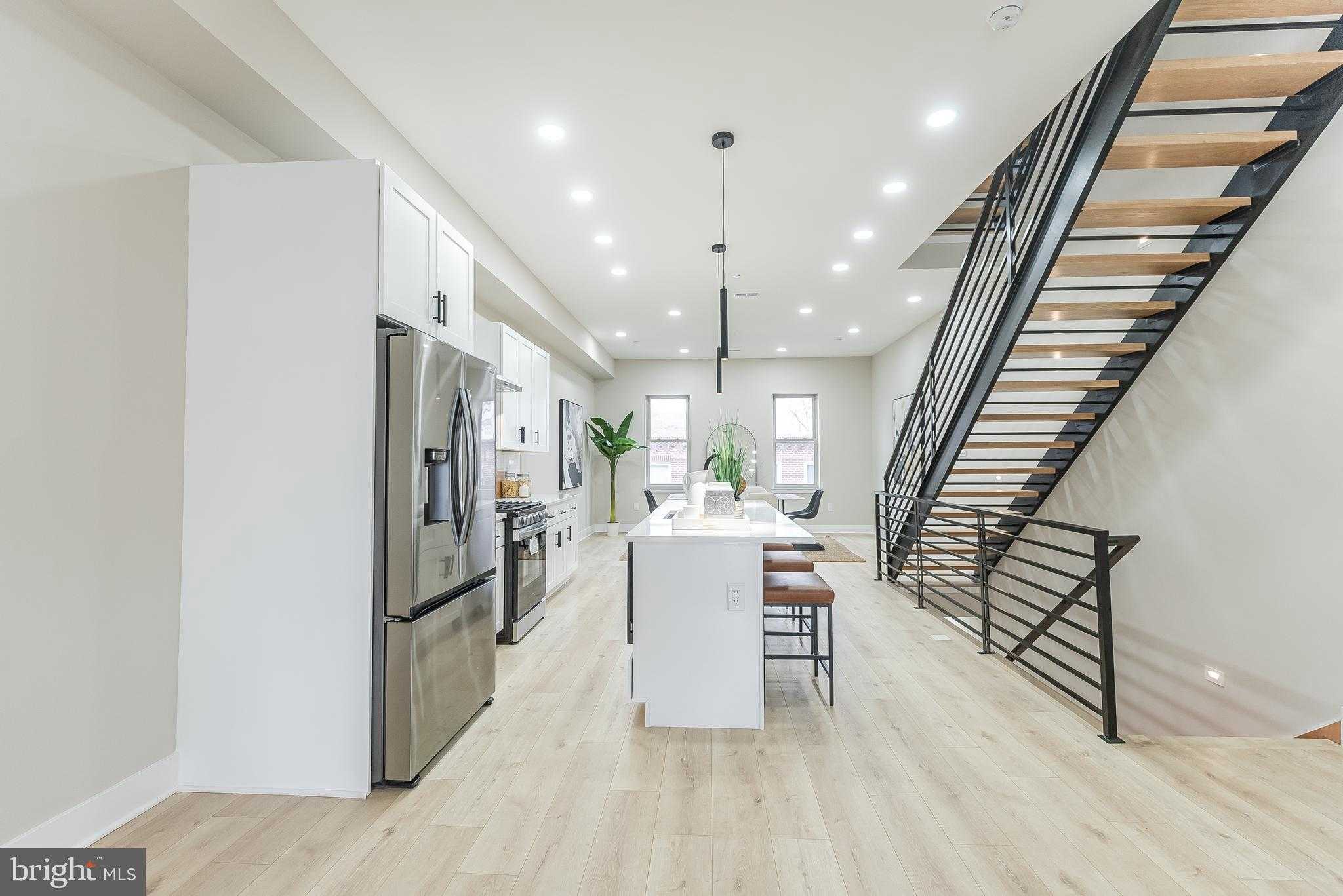 3233 Mercer St photo 4