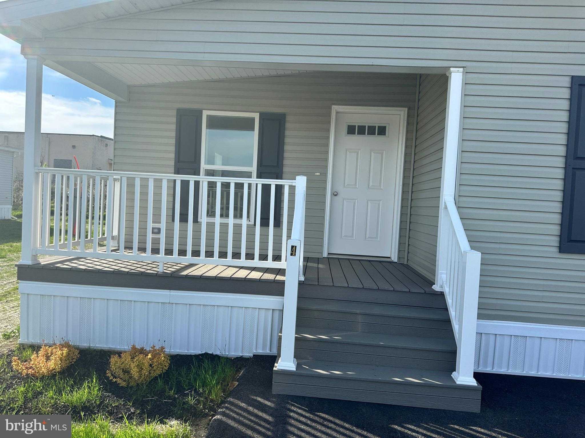 4 Evergreen Aly photo 3