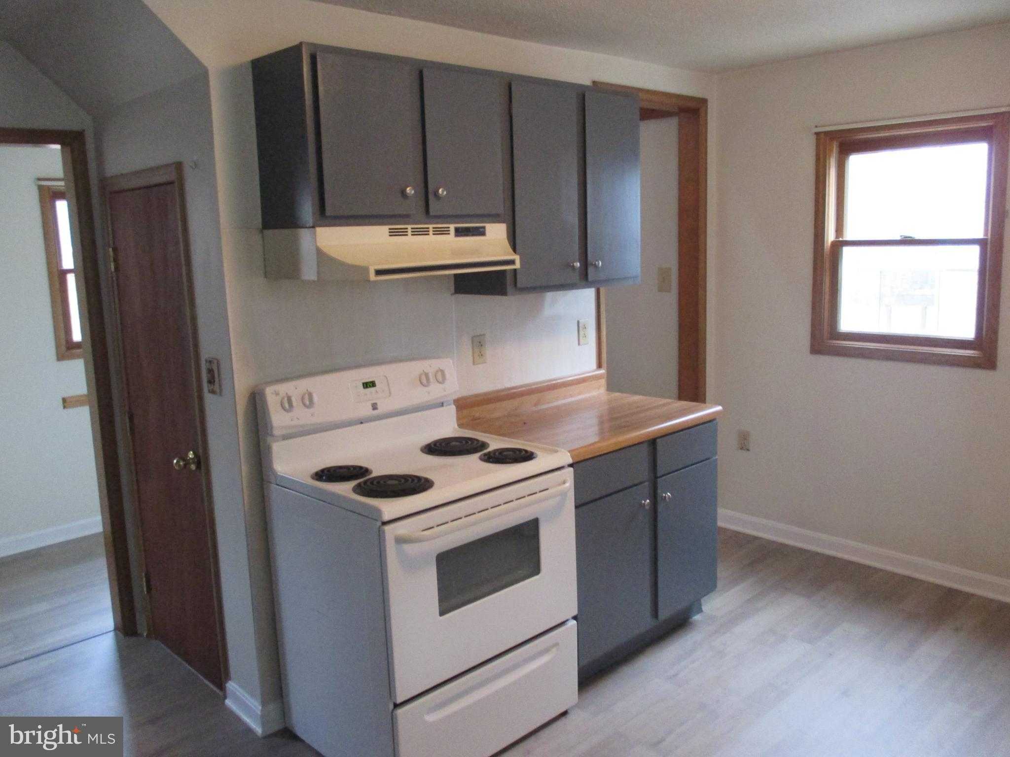 210 E Reynolds St photo 9