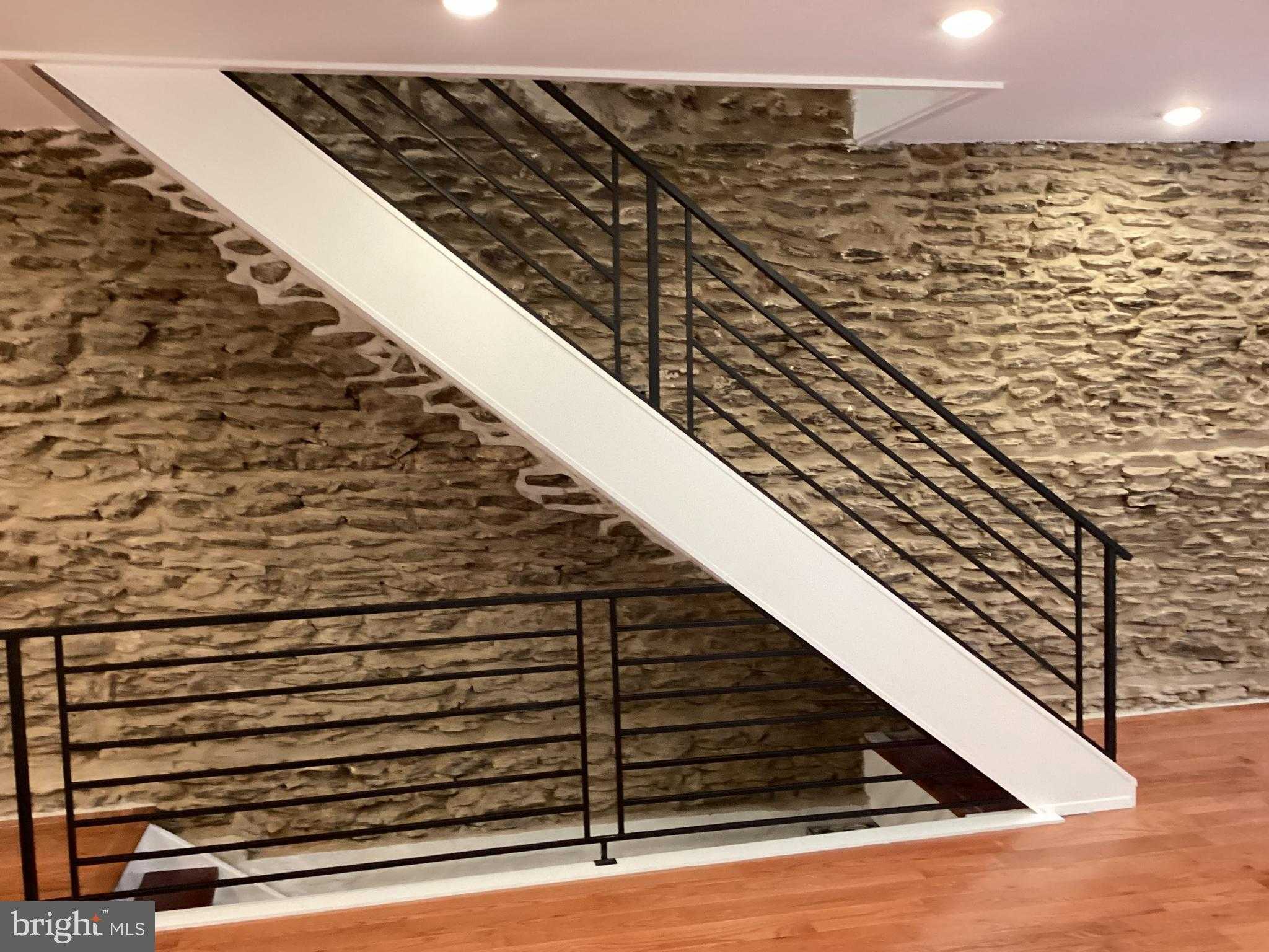 221 E Slocum St photo 4