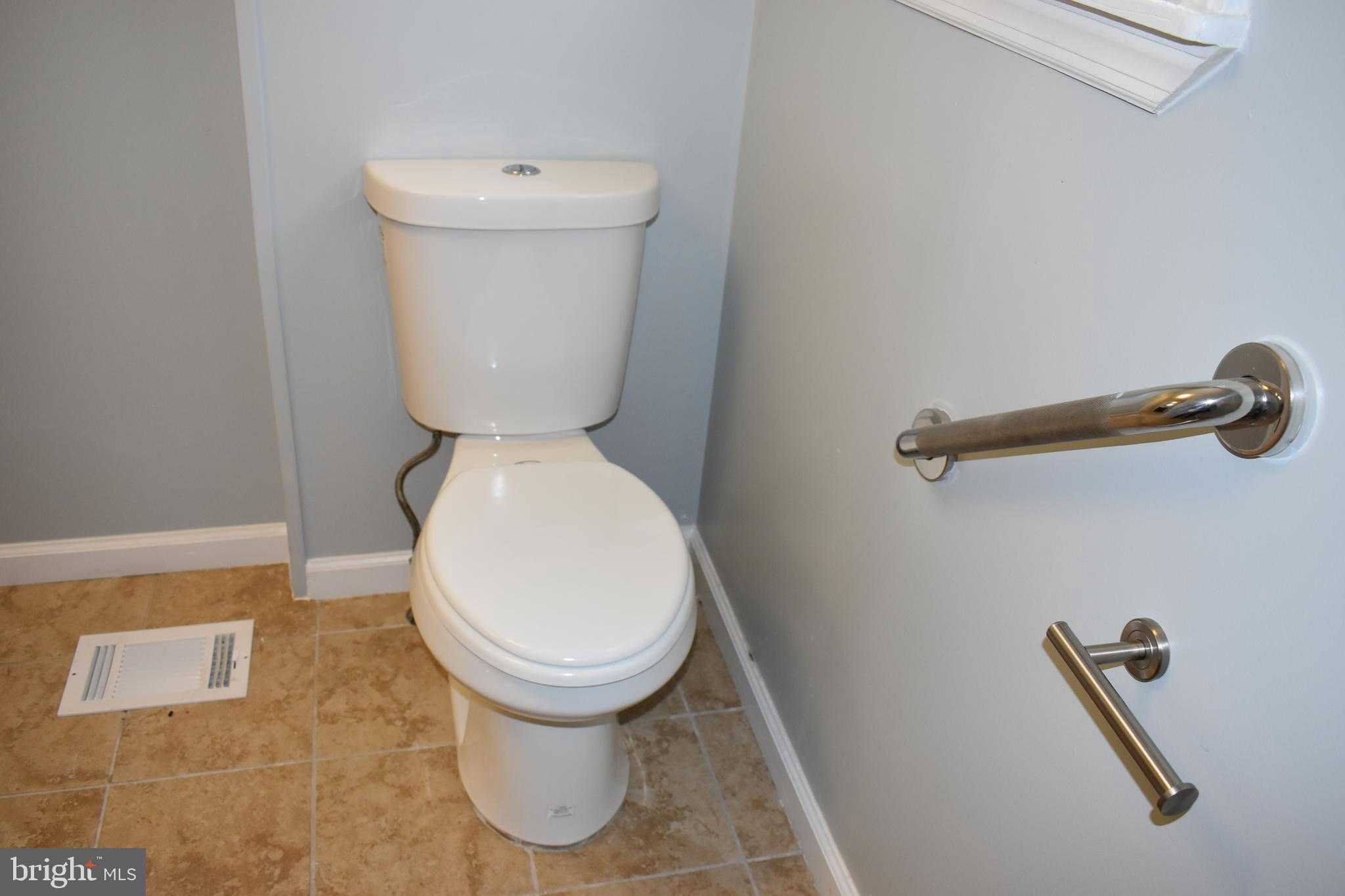 512 Mercy St photo 24