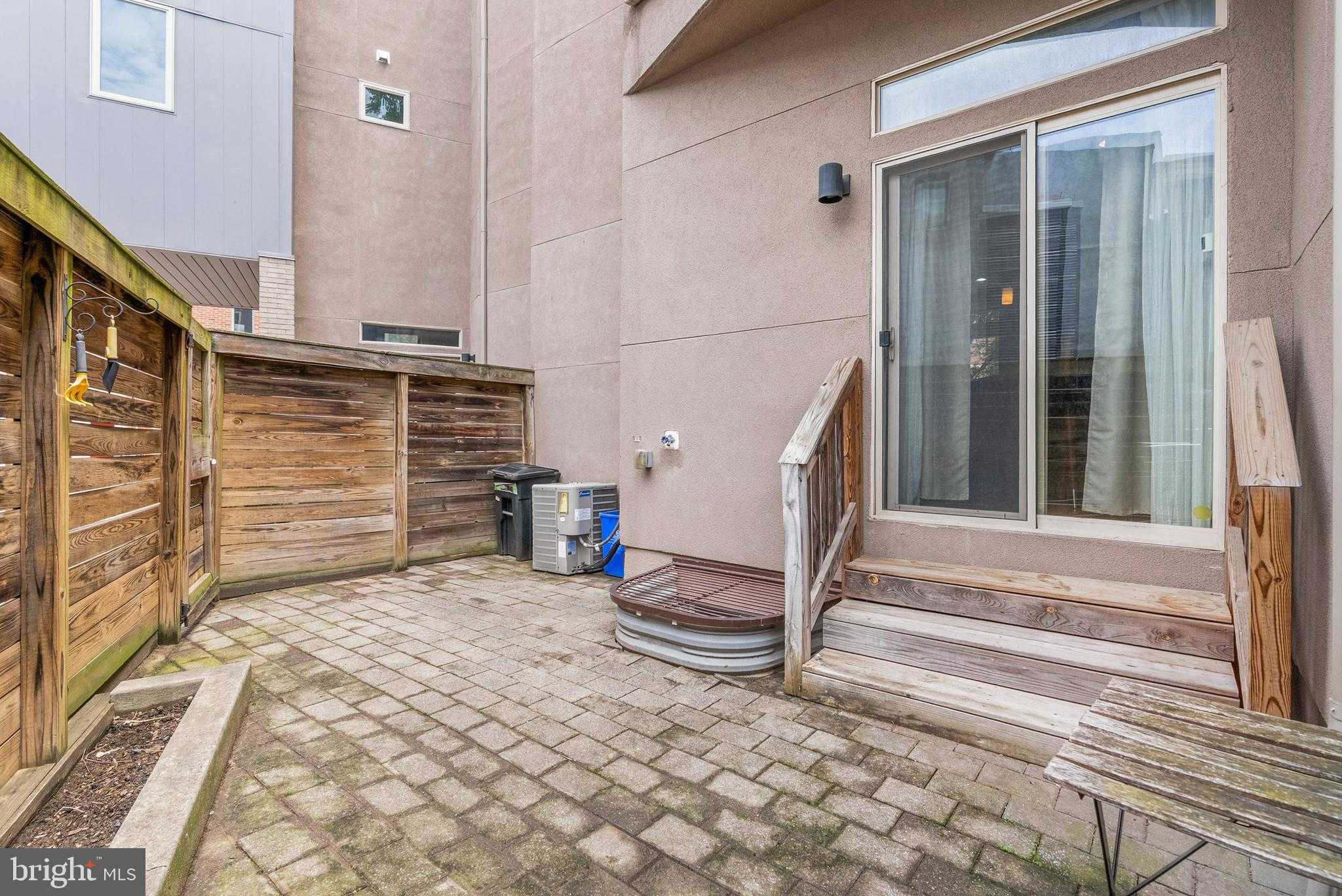 884 N Lawrence St photo 22