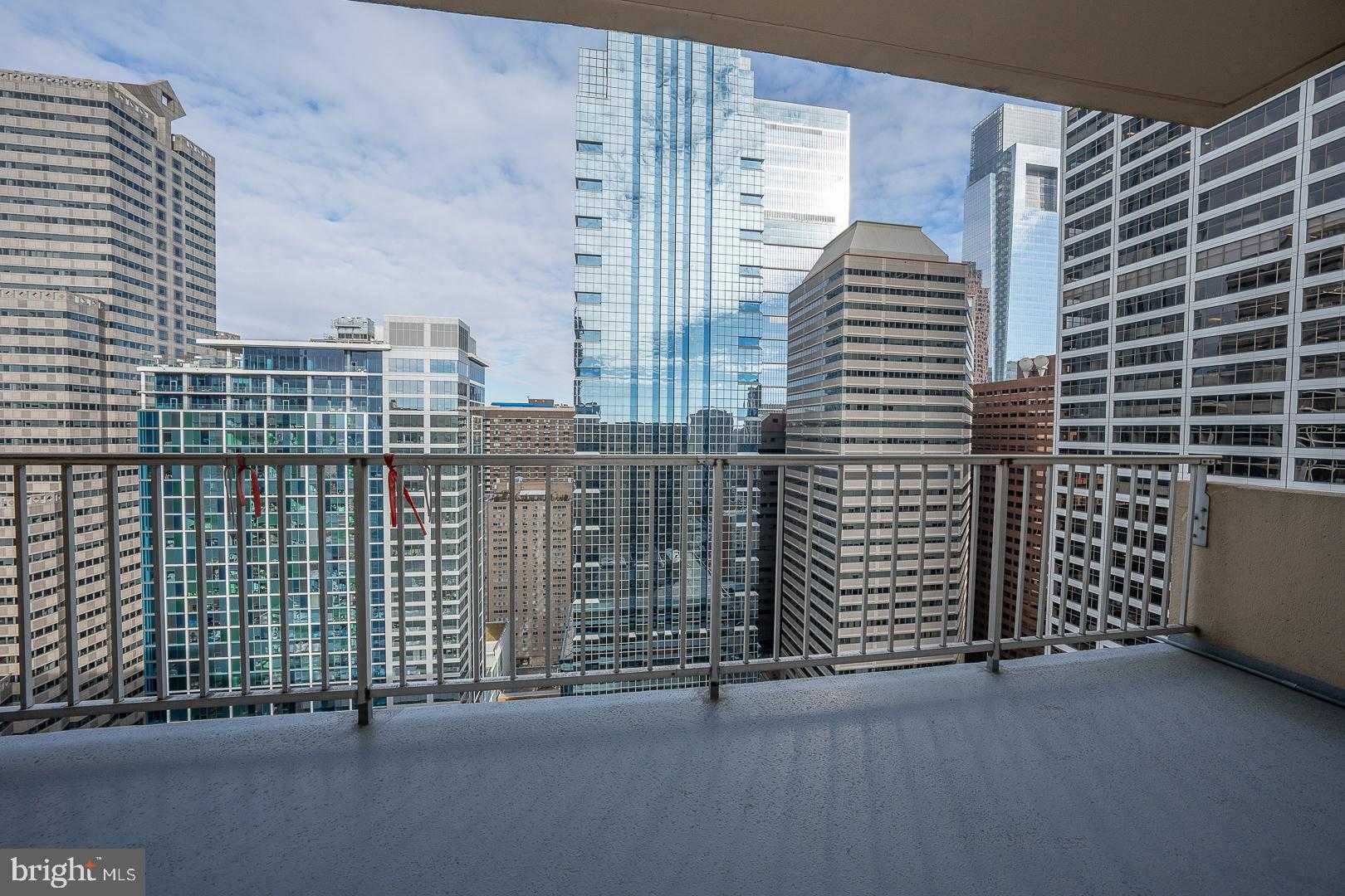 1919 Chestnut St photo 5