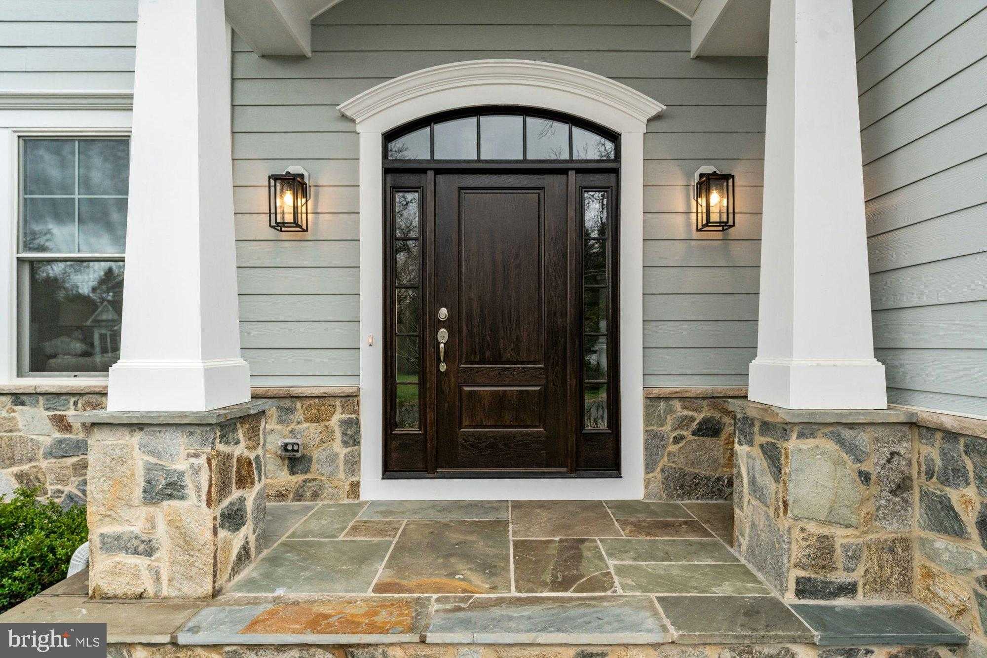 906 Frederick St SW photo 2