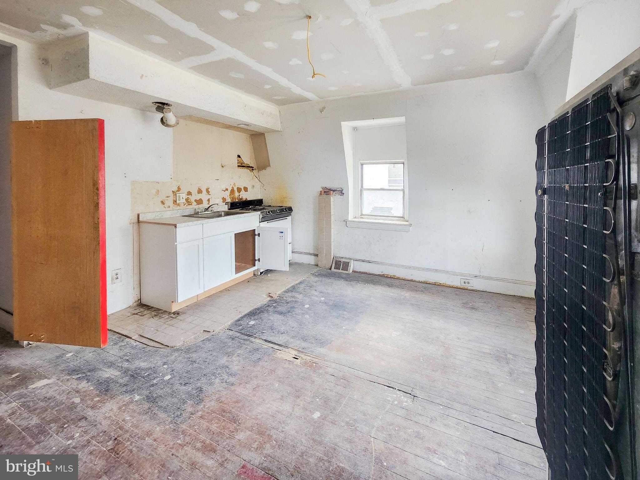 6136 W Oxford St photo 6