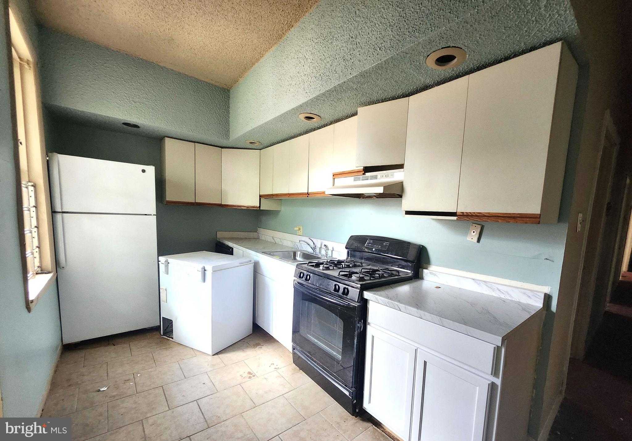 6136 W Oxford St photo 9