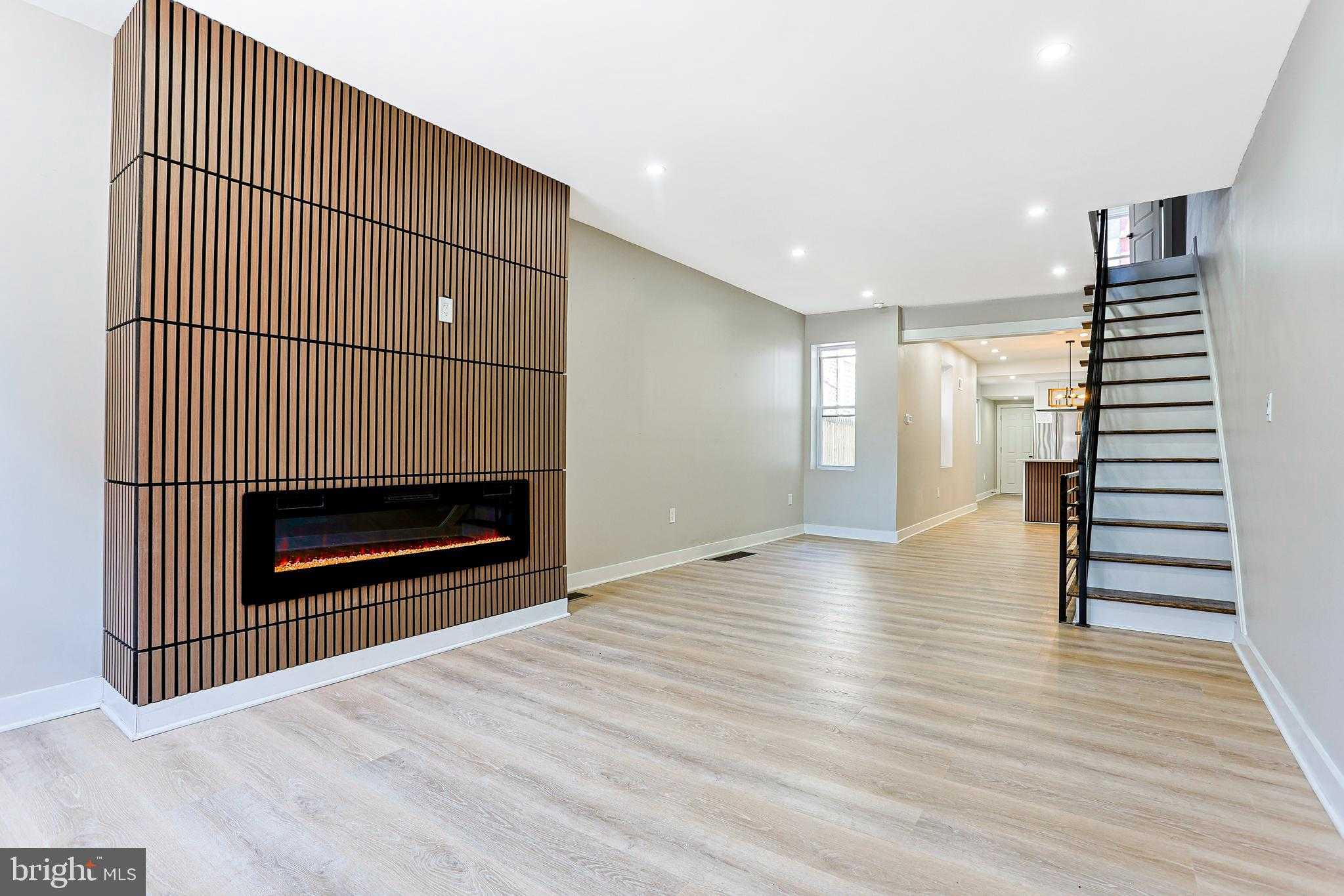 2129 E Tioga St photo 7