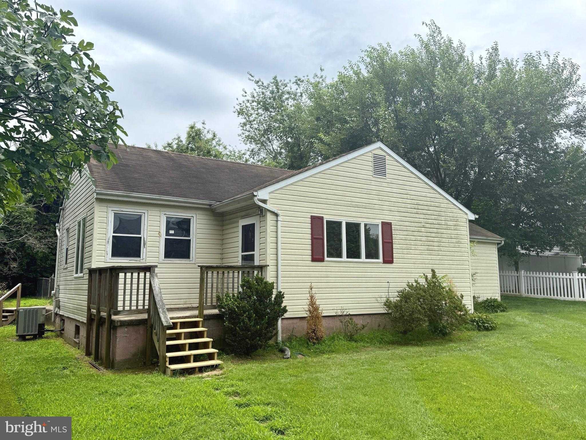 215 Langley Ln photo 2