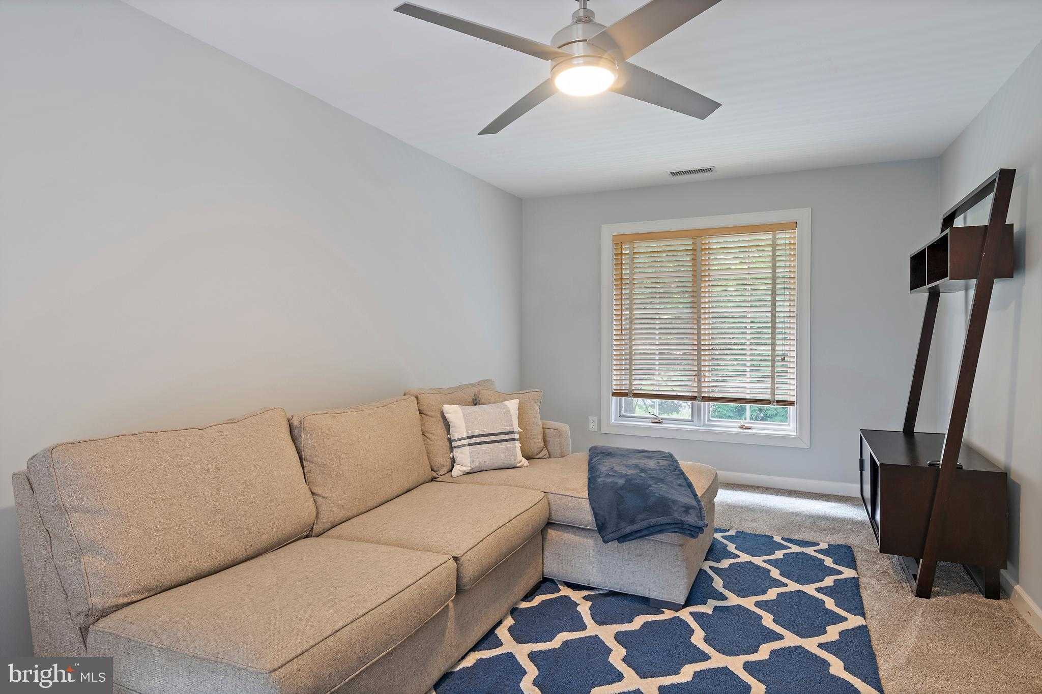 812 Coachway photo 40