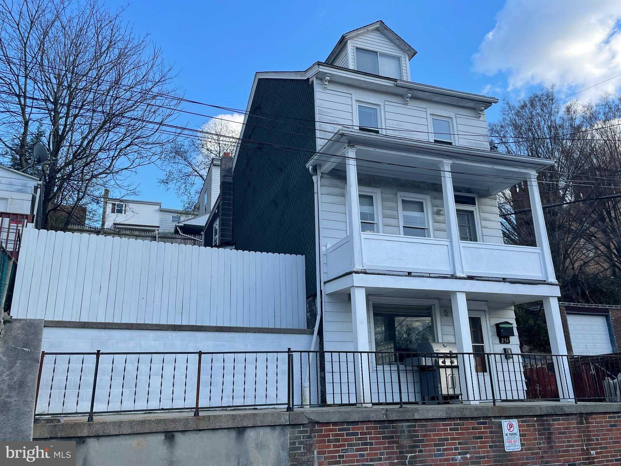 251 Spruce St photo 2