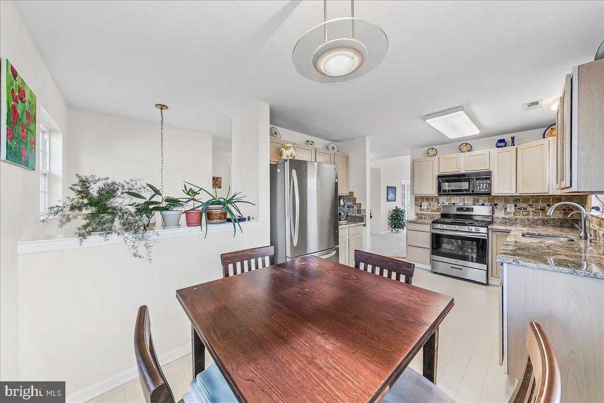 114 Stewarts CT photo 4