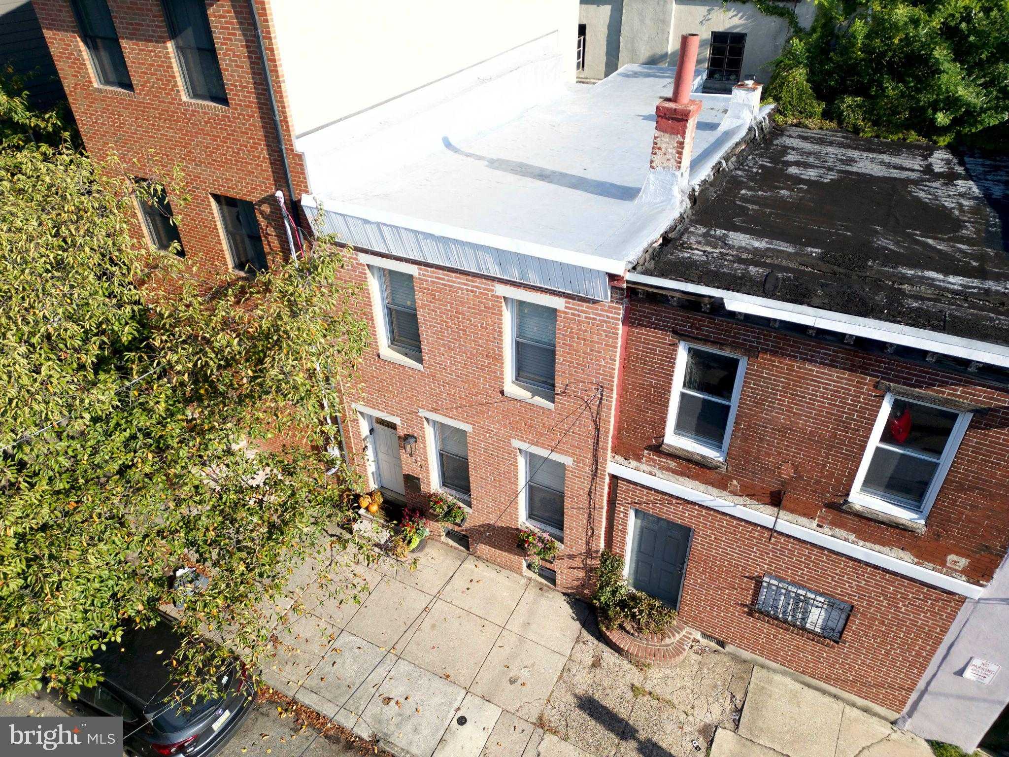 1635 Catharine St photo 35