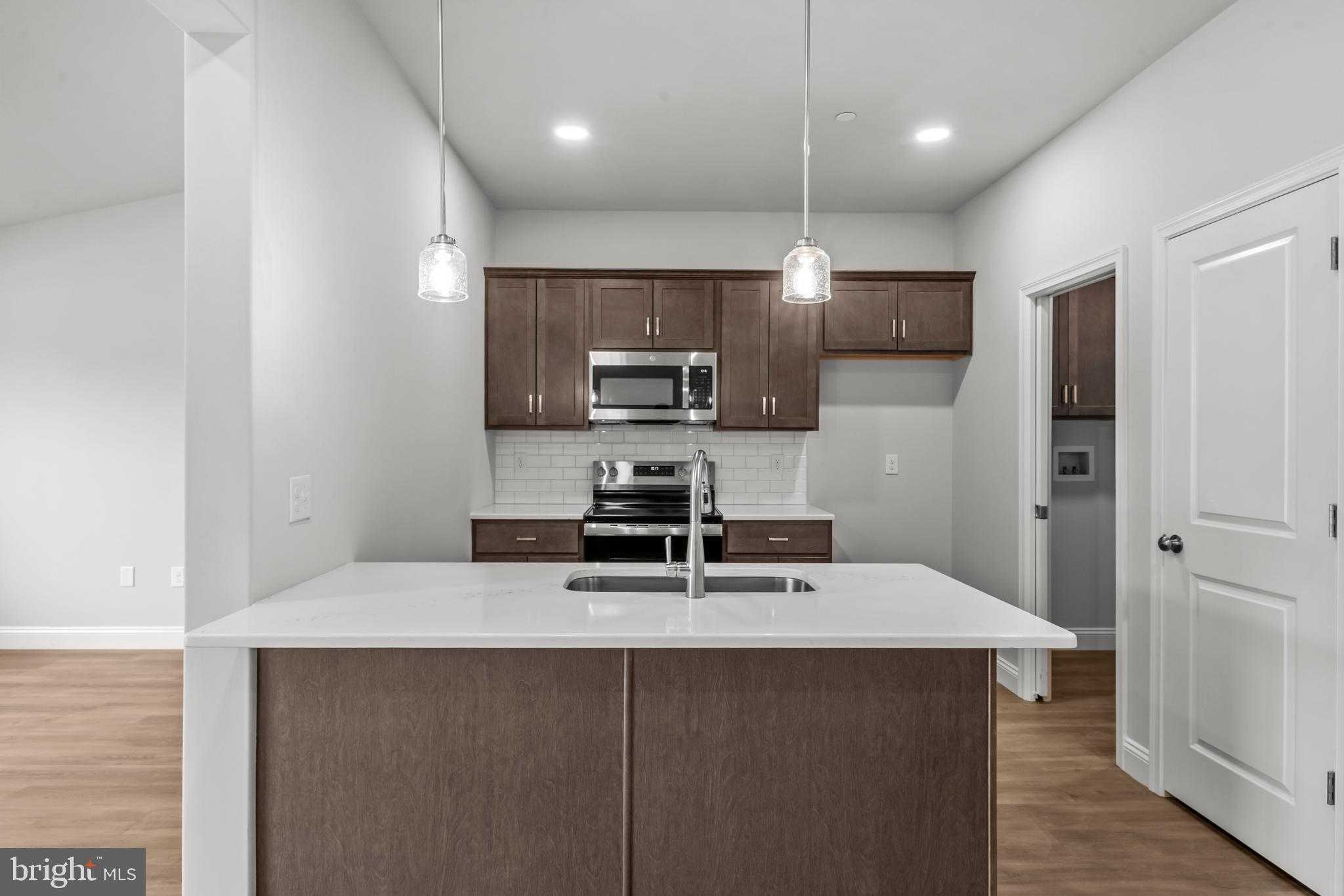 203 Lucille Way photo 3