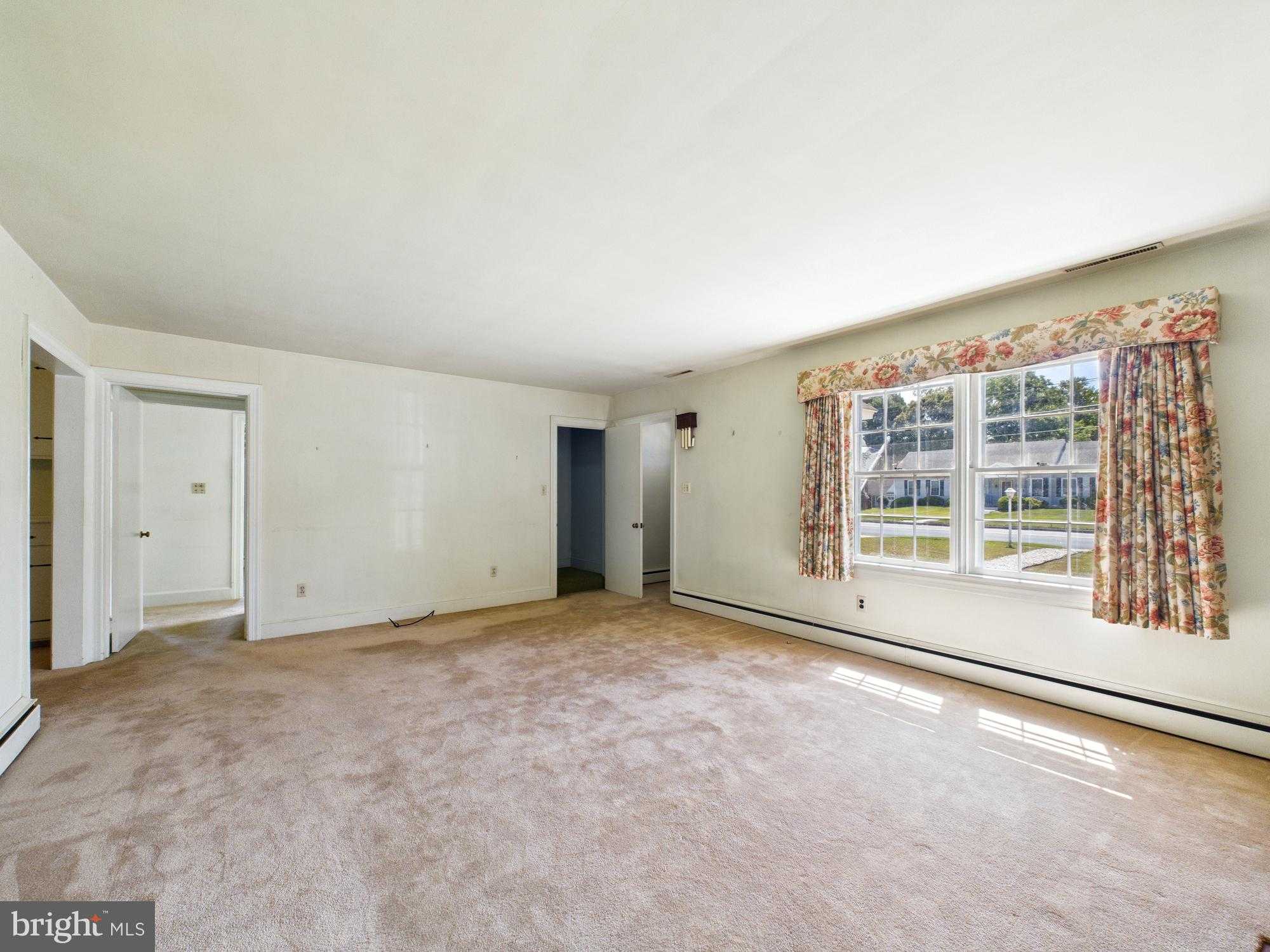 207 Bloomingdale Ave photo 3