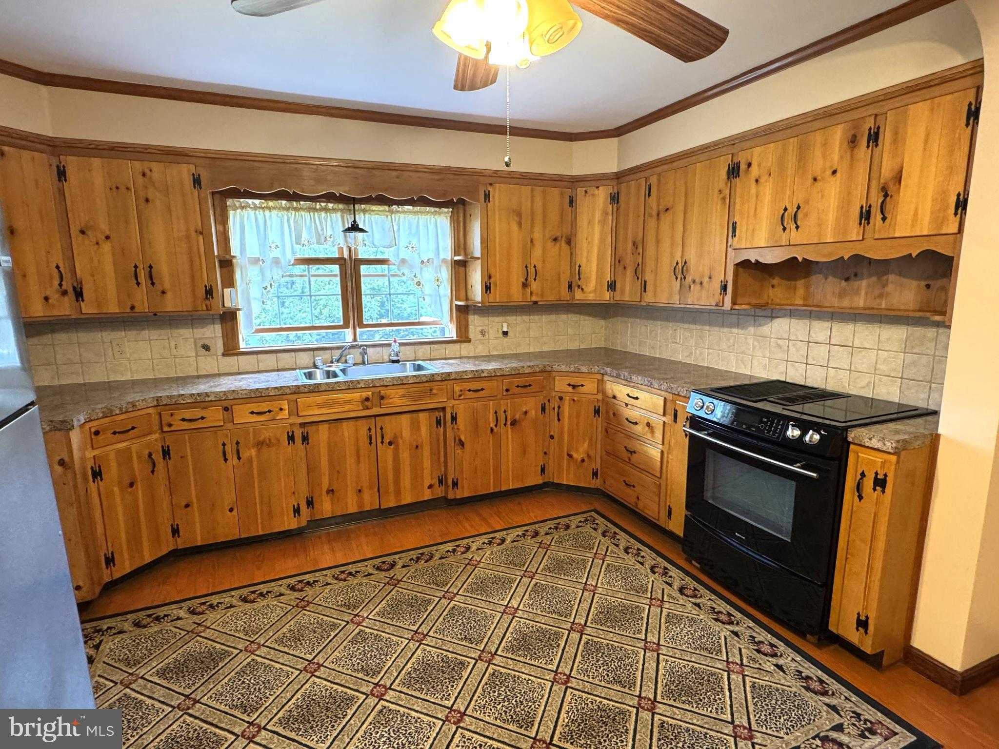 363 N Walnut St photo 9