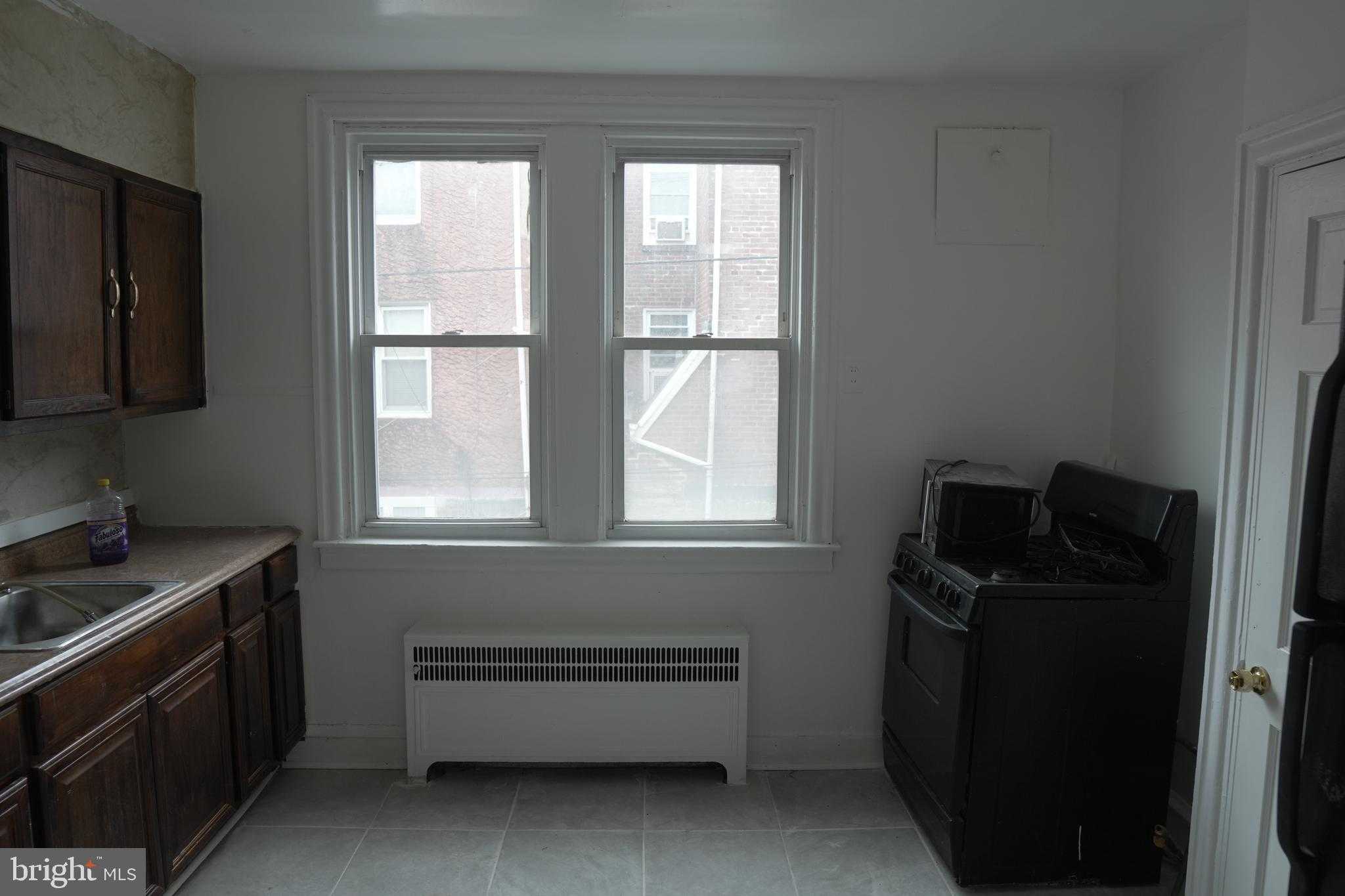 1980 Penfield St photo 4