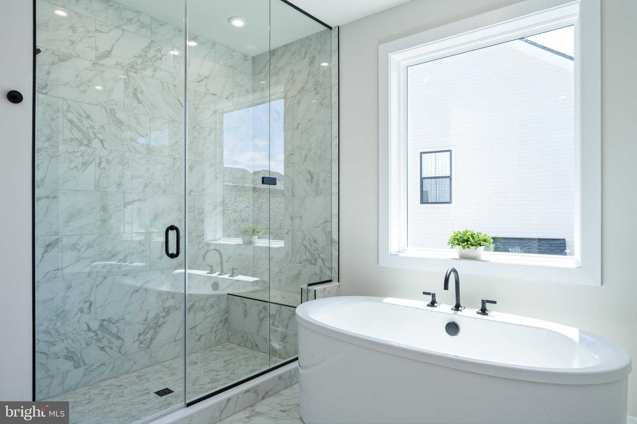 880 N Madison St photo 32