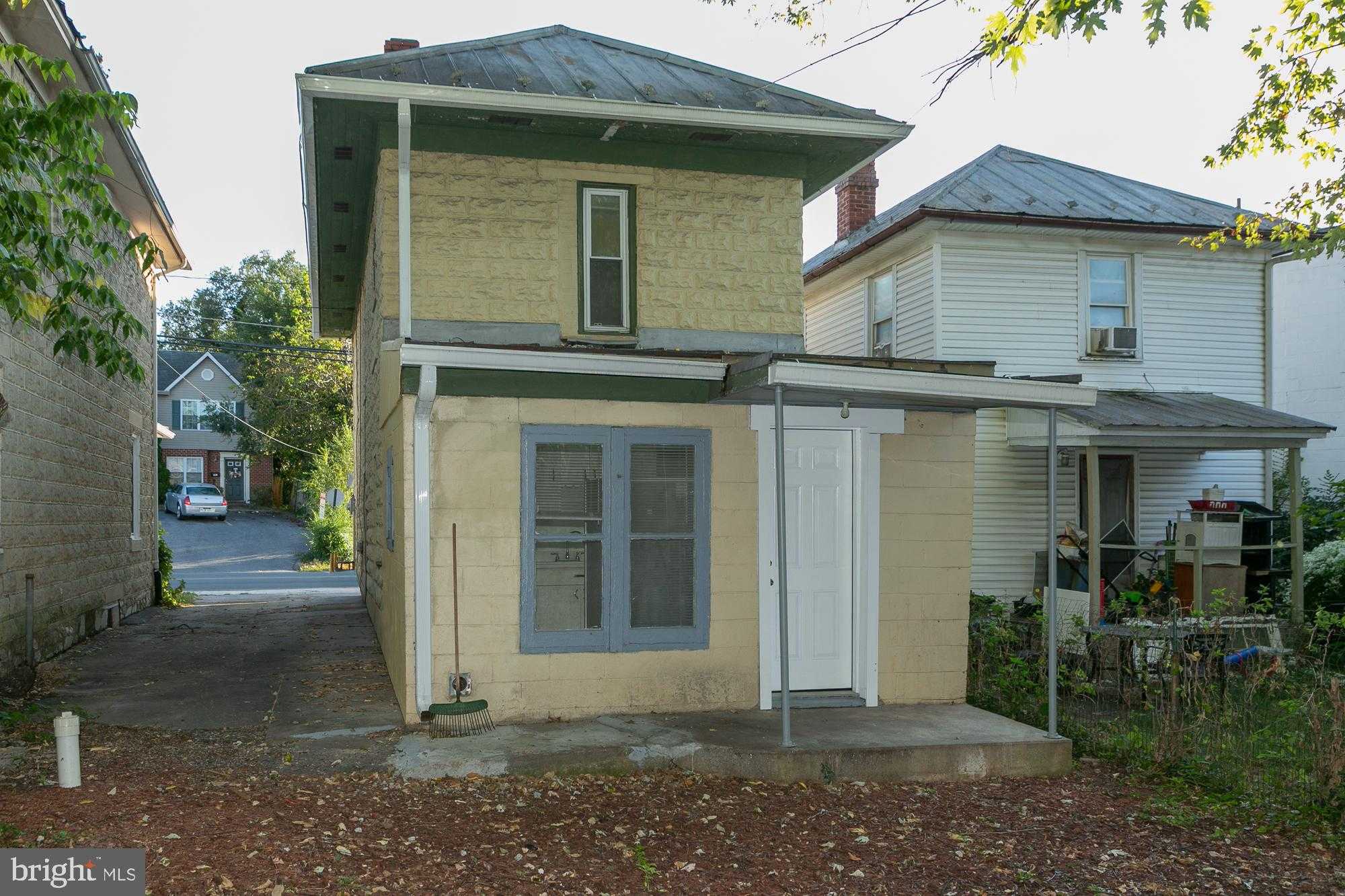 602 W Race St photo 8