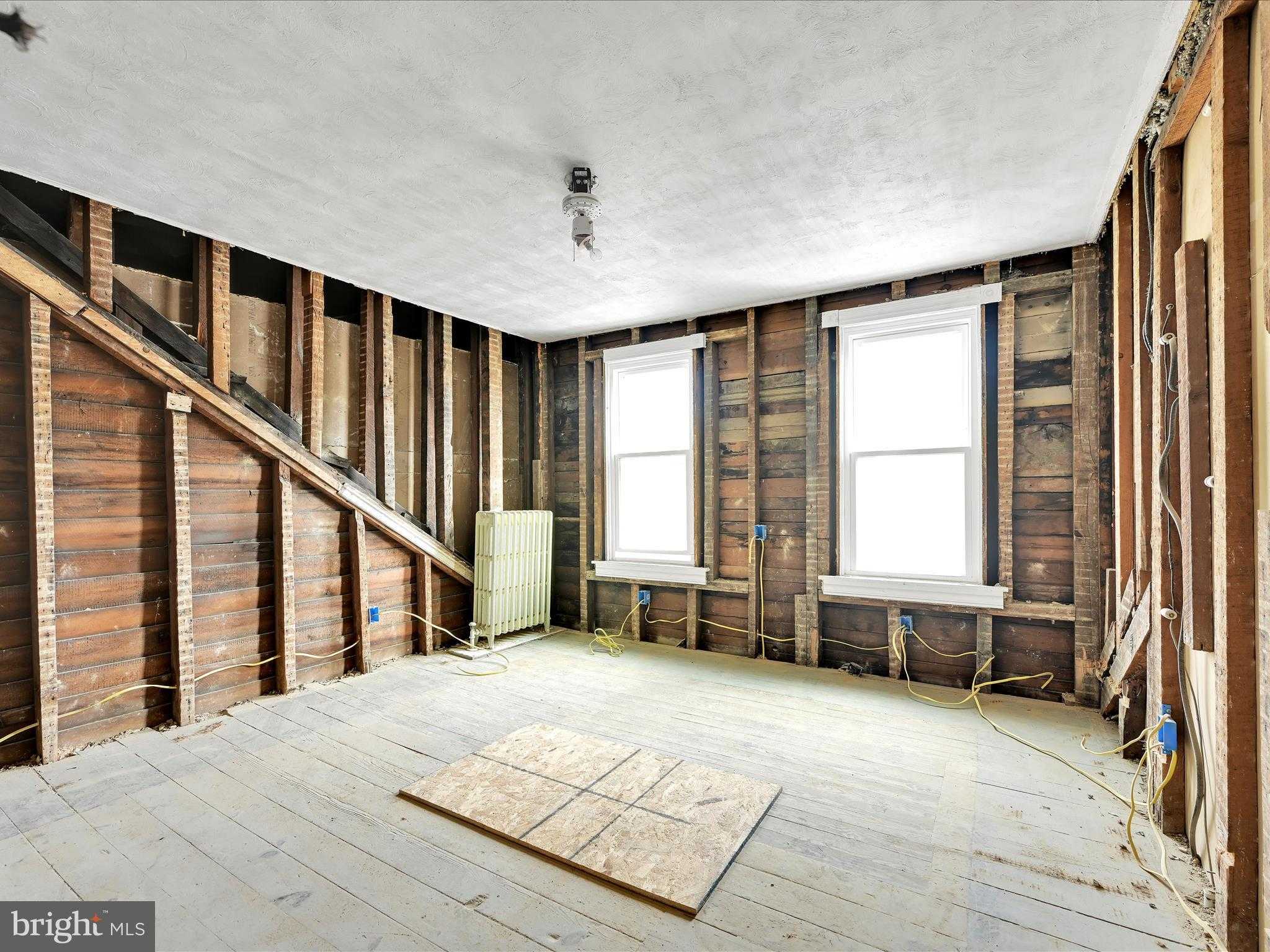 427 E Centre St photo 11