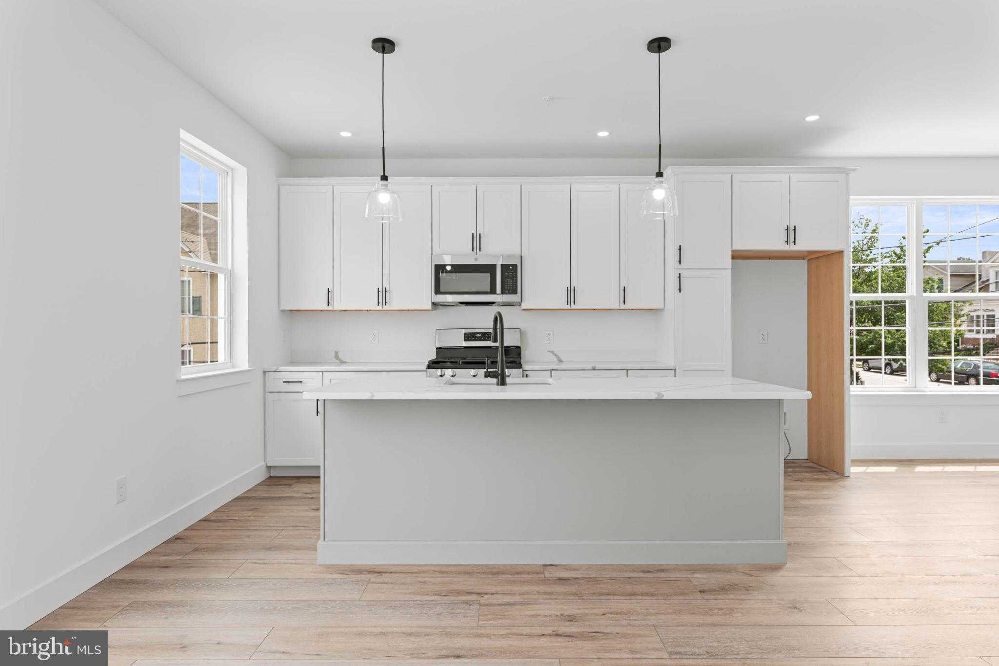 205 W 8th St photo 2