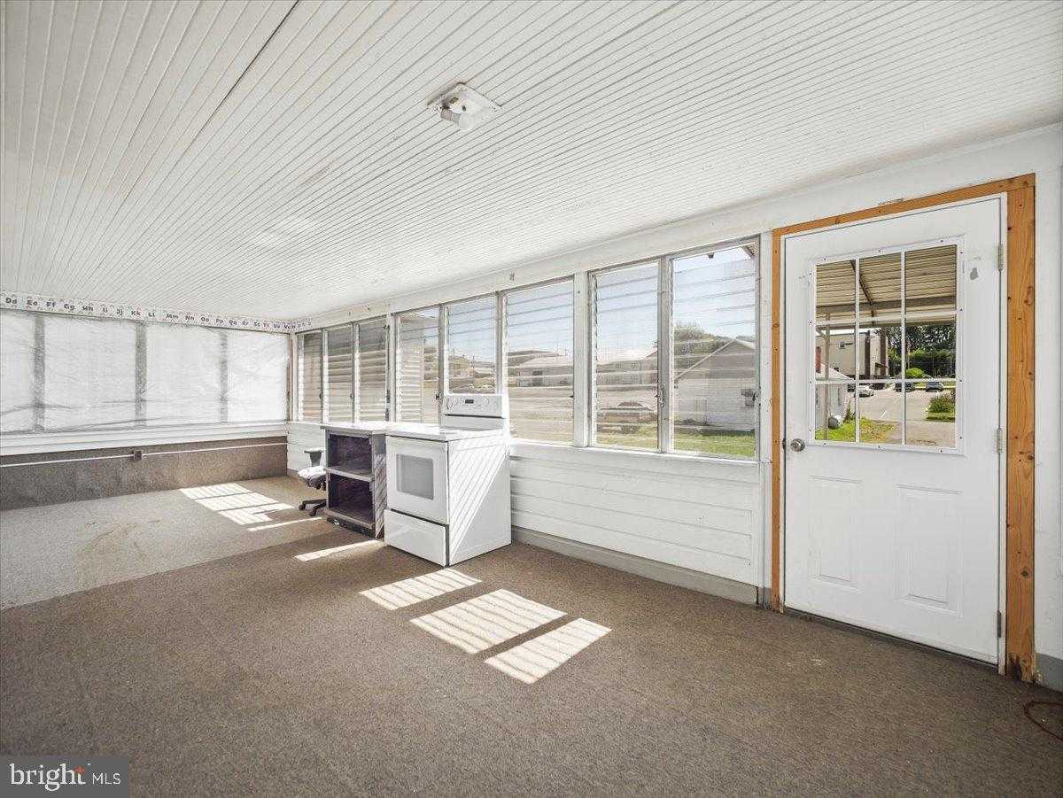 107 Lincoln Way E photo 5