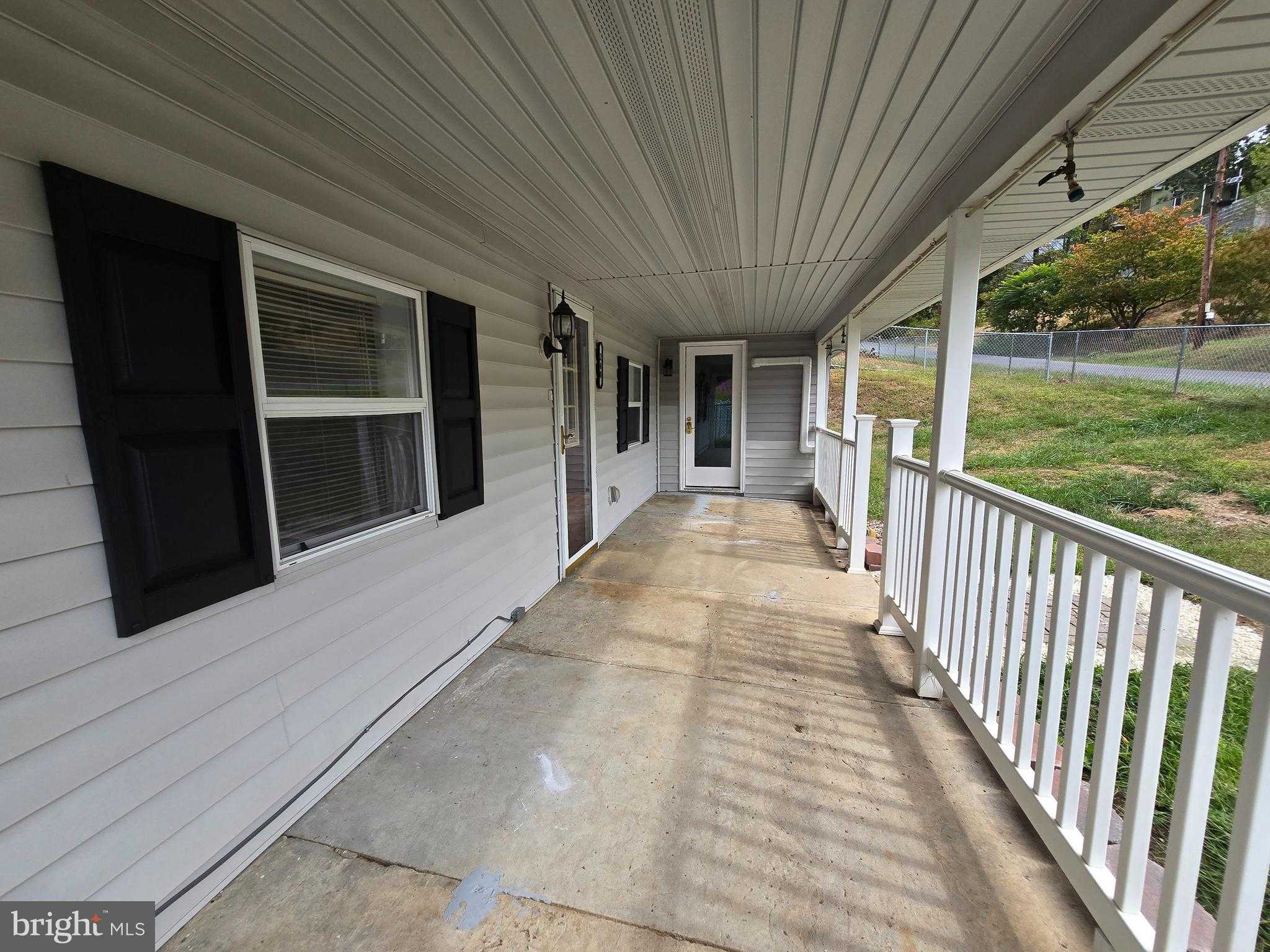 240 Ewing St photo 28