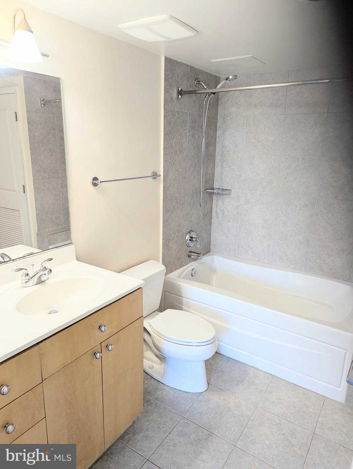 820 N Pollard St Apt 810 photo 34