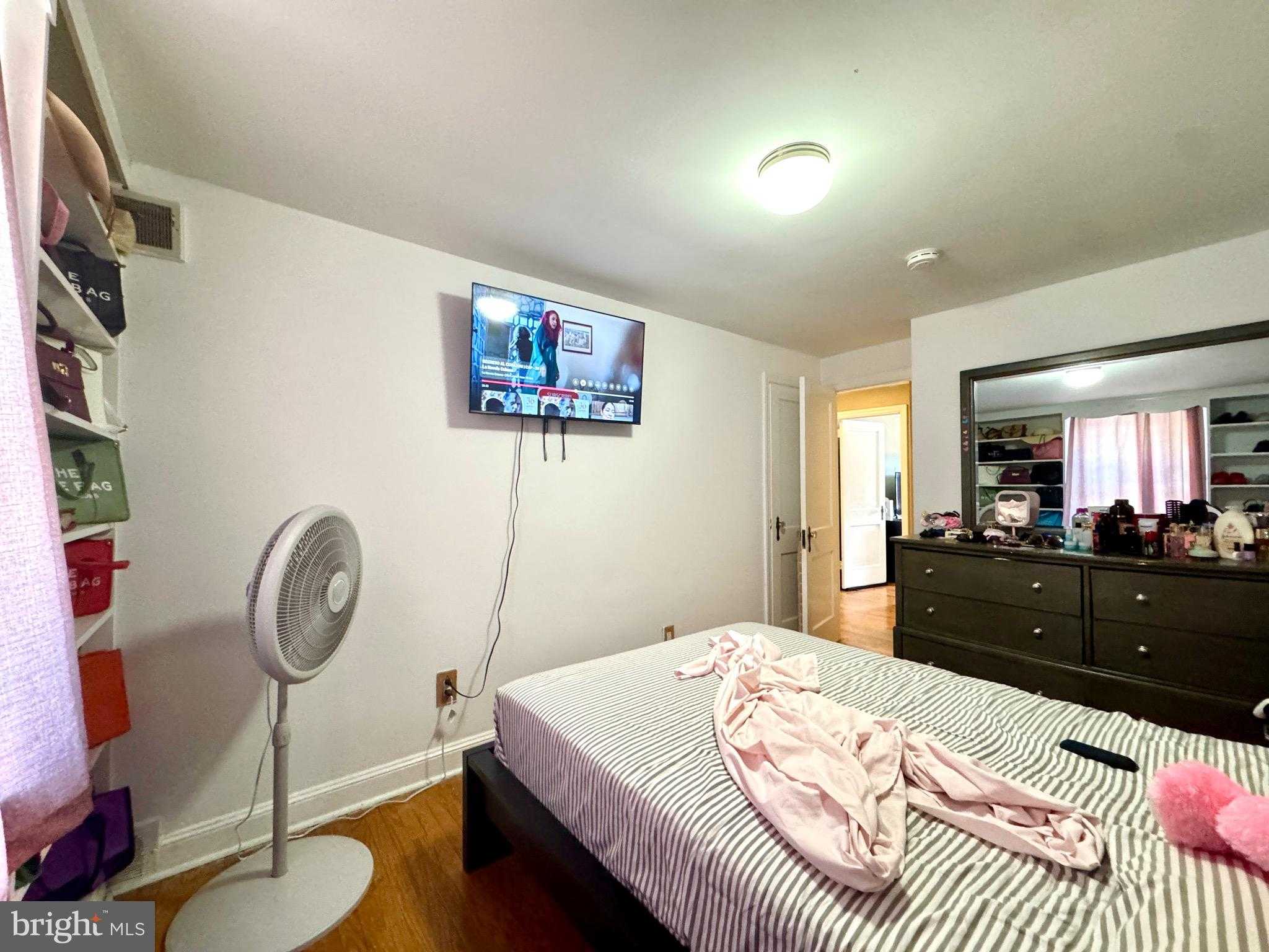 827 Hampshire Rd photo 16