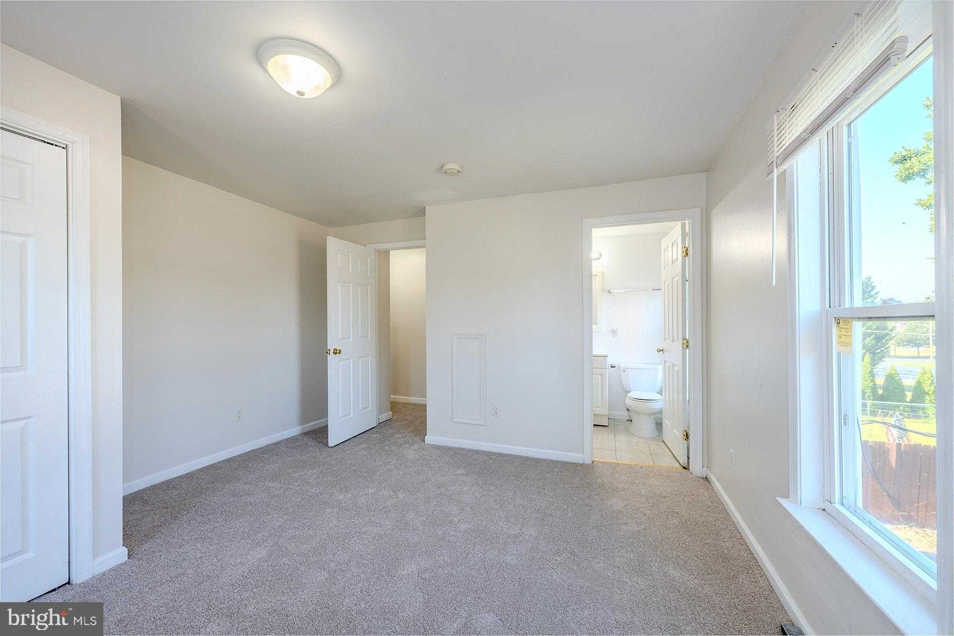 1037 1/2 Spruce St photo 15