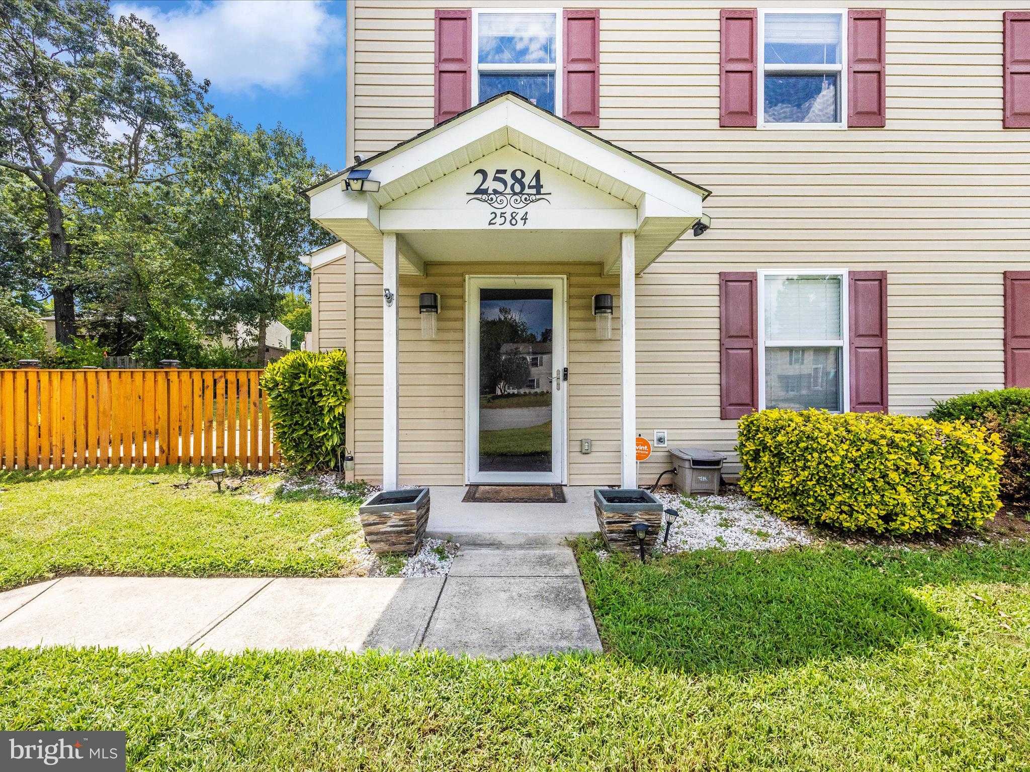 2584 Sussex CT photo 3