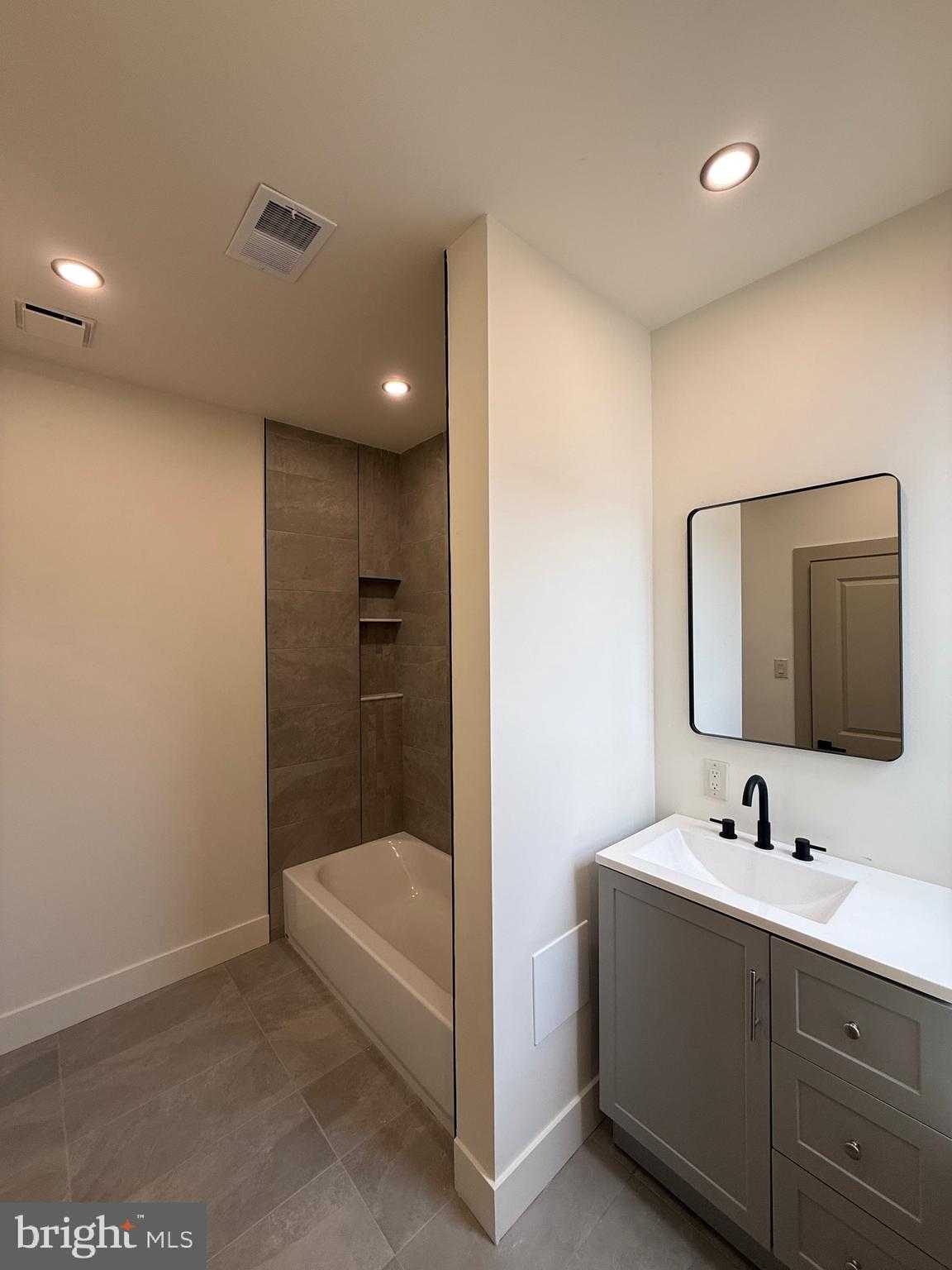 1329 N Dover St photo 16